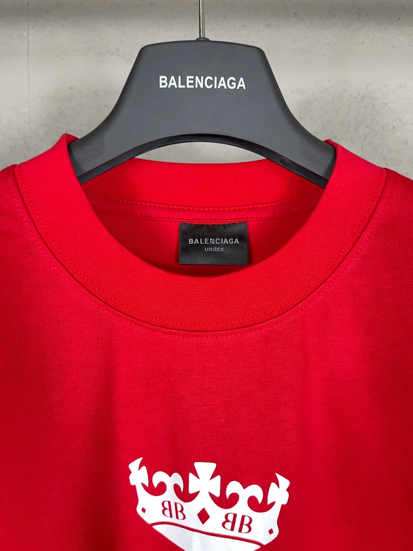 🅿️180 real photos [Top version. Official website quality] BALENCI*GA/Paris. SS24 latest crown L printed short-sleeved T-shirt. Brick cabinet synchronization. Genuine product developed at the first time, happy to print and compare! The fabric is made of Paris ZP custom-woven and dyed cotton double yarn. Weighing 260 grams, the cloth surface is clean. The cloth pattern is clear, soft and comfortable, and the threads are dyed with no color difference. The printing uses environmentally friendly imported materials. The letters are clear and the effect is three-dimensional. The version adopts OS loose shoulder design. Same style for men and women. Code: BL223607 Color: black, red, white Size: XS S M L
