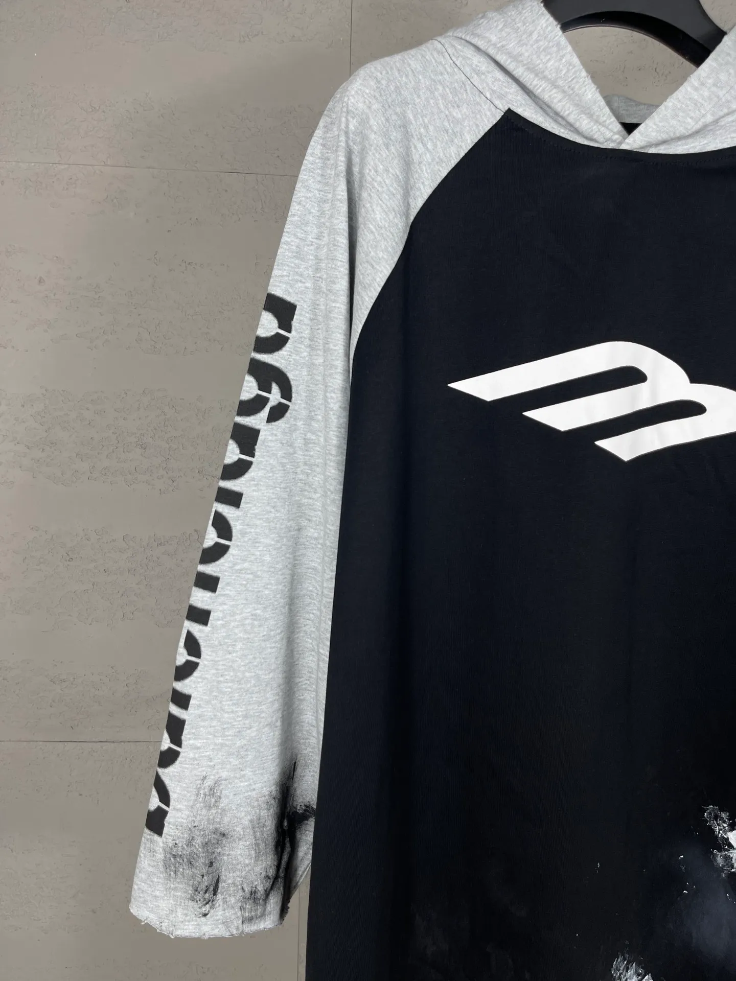 🅿️250 real photos [Top version. Official website quality] BALENCI*GA/Paris #2024 new style 3M letters classic print. Hand-painted. Graffiti. Worn and distressed. Three-quarter sleeve hooded long-sleeved T-shirt. #2024 Spring and Summer Brick Cabinet Synchronization Welcome to compare. The fabric is made of Paris ZP custom-woven and dyed cotton double yarn, with a weight of 260 grams. The cloth surface is clean. The cloth pattern is clear, soft and comfortable. The threads are dyed with no color difference. The classic letter LOGO is printed with imported environmentally friendly glue. The letters are clear and the effect is three-dimensional. Ready-to-wear hand-painted graffiti distressed. Extra heavy craftsmanship. Restore the brick cabinet, adopt the OS loose shoulder style. Same style for men and women. Code: BL225039 Color: Black Size: XS S M L