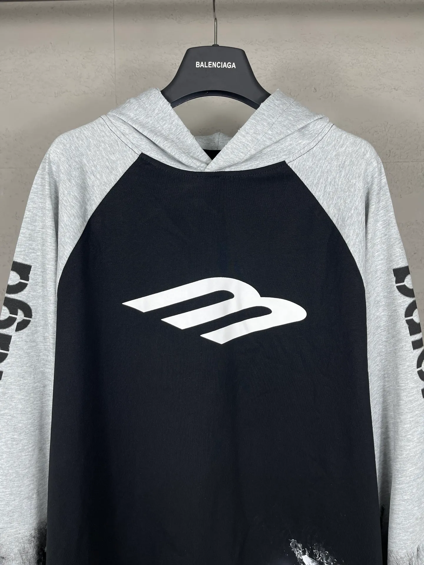 🅿️250 real photos [Top version. Official website quality] BALENCI*GA/Paris #2024 new style 3M letters classic print. Hand-painted. Graffiti. Worn and distressed. Three-quarter sleeve hooded long-sleeved T-shirt. #2024 Spring and Summer Brick Cabinet Synchronization Welcome to compare. The fabric is made of Paris ZP custom-woven and dyed cotton double yarn, with a weight of 260 grams. The cloth surface is clean. The cloth pattern is clear, soft and comfortable. The threads are dyed with no color difference. The classic letter LOGO is printed with imported environmentally friendly glue. The letters are clear and the effect is three-dimensional. Ready-to-wear hand-painted graffiti distressed. Extra heavy craftsmanship. Restore the brick cabinet, adopt the OS loose shoulder style. Same style for men and women. Code: BL225039 Color: Black Size: XS S M L