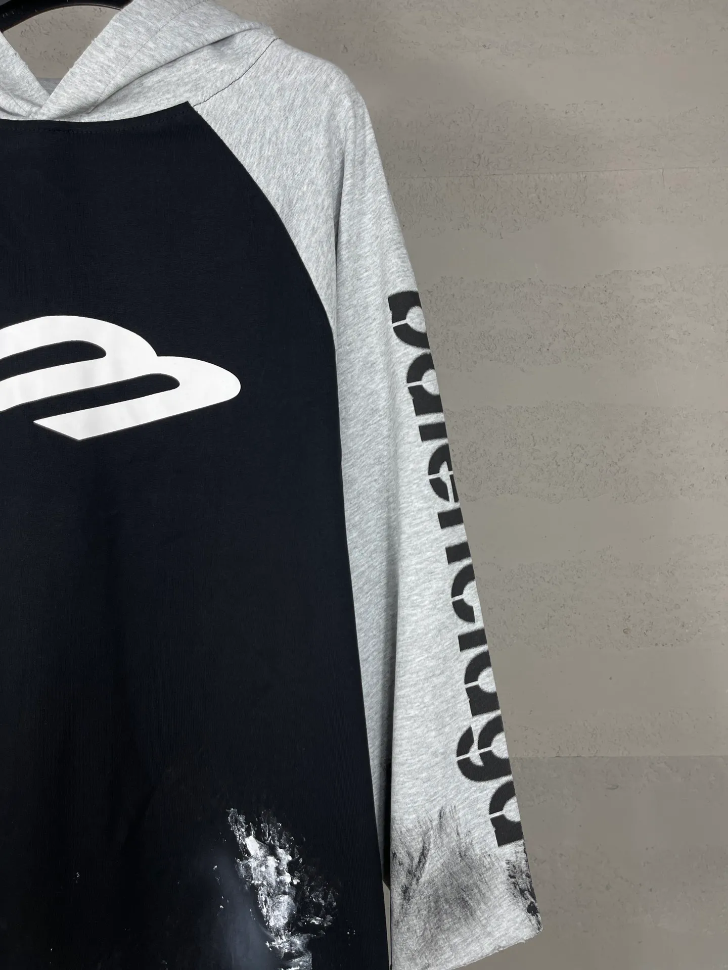 🅿️250 real photos [Top version. Official website quality] BALENCI*GA/Paris #2024 new style 3M letters classic print. Hand-painted. Graffiti. Worn and distressed. Three-quarter sleeve hooded long-sleeved T-shirt. #2024 Spring and Summer Brick Cabinet Synchronization Welcome to compare. The fabric is made of Paris ZP custom-woven and dyed cotton double yarn, with a weight of 260 grams. The cloth surface is clean. The cloth pattern is clear, soft and comfortable. The threads are dyed with no color difference. The classic letter LOGO is printed with imported environmentally friendly glue. The letters are clear and the effect is three-dimensional. Ready-to-wear hand-painted graffiti distressed. Extra heavy craftsmanship. Restore the brick cabinet, adopt the OS loose shoulder style. Same style for men and women. Code: BL225039 Color: Black Size: XS S M L
