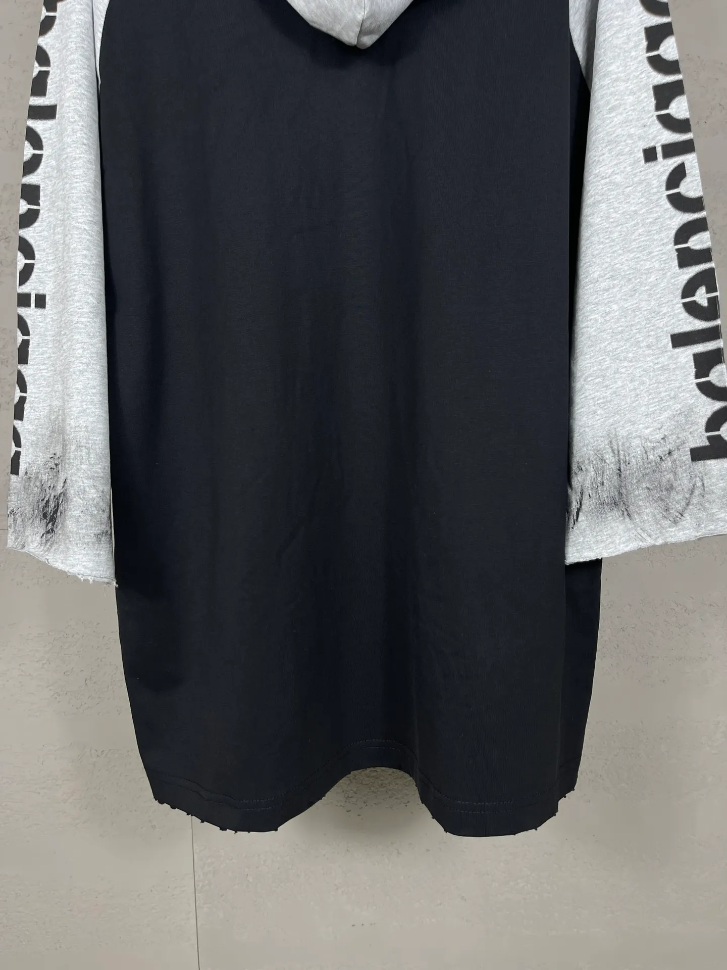 🅿️250 real photos [Top version. Official website quality] BALENCI*GA/Paris #2024 new style 3M letters classic print. Hand-painted. Graffiti. Worn and distressed. Three-quarter sleeve hooded long-sleeved T-shirt. #2024 Spring and Summer Brick Cabinet Synchronization Welcome to compare. The fabric is made of Paris ZP custom-woven and dyed cotton double yarn, with a weight of 260 grams. The cloth surface is clean. The cloth pattern is clear, soft and comfortable. The threads are dyed with no color difference. The classic letter LOGO is printed with imported environmentally friendly glue. The letters are clear and the effect is three-dimensional. Ready-to-wear hand-painted graffiti distressed. Extra heavy craftsmanship. Restore the brick cabinet, adopt the OS loose shoulder style. Same style for men and women. Code: BL225039 Color: Black Size: XS S M L