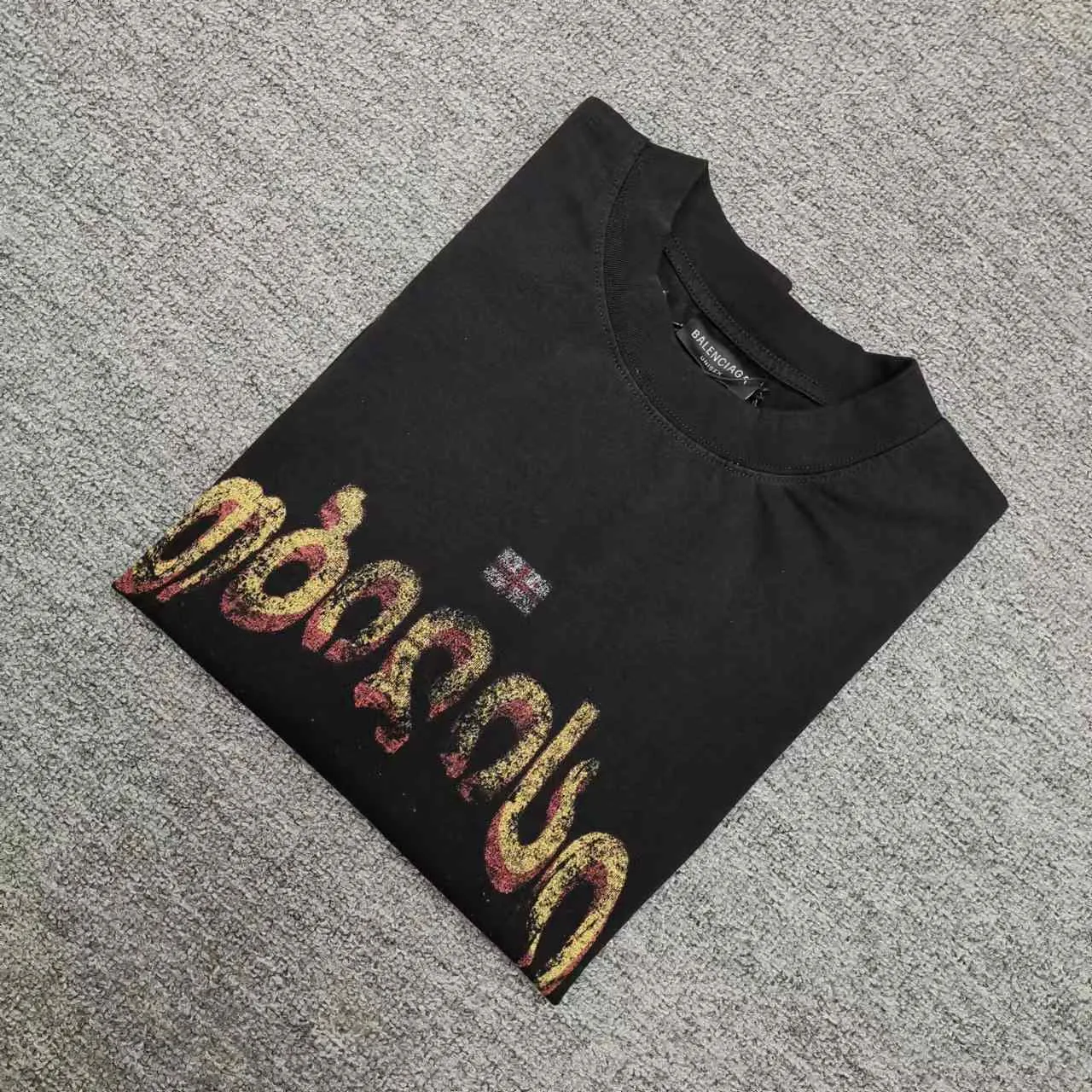 Top version Balenciaga Georgian city night scene faded letters micro-label direct-injection printed round neck short-sleeved T-shirt grid fried salt general wash effect loose fit Purchase the original pattern and make a sample. Match the original fabric, pattern and details. Fabric: 100% cotton fabric is used, and imported cotton yarn is used. Soft, skin-friendly and non-irritating.  Craftsmanship: The clothing is a front-shoulder version, and all pieces are cut one-to-one by professional masters. Details: All accessories are genuine one-to-one custom-made and fully equipped, including the buttons on the front of the clothing.  Purchase the original benchmarking details fabric, high version, heavyweight high weight 320g double yarn pure cotton fabric color: black code number: XS S M L P: 290