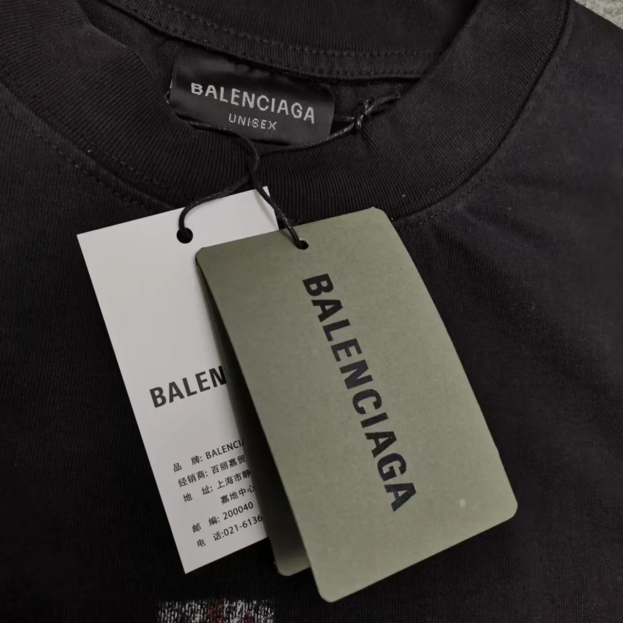 Top version Balenciaga Georgian city night scene faded letters micro-label direct-injection printed round neck short-sleeved T-shirt grid fried salt general wash effect loose fit Purchase the original pattern and make a sample. Match the original fabric, pattern and details. Fabric: 100% cotton fabric is used, and imported cotton yarn is used. Soft, skin-friendly and non-irritating.  Craftsmanship: The clothing is a front-shoulder version, and all pieces are cut one-to-one by professional masters. Details: All accessories are genuine one-to-one custom-made and fully equipped, including the buttons on the front of the clothing.  Purchase the original benchmarking details fabric, high version, heavyweight high weight 320g double yarn pure cotton fabric color: black code number: XS S M L P: 290