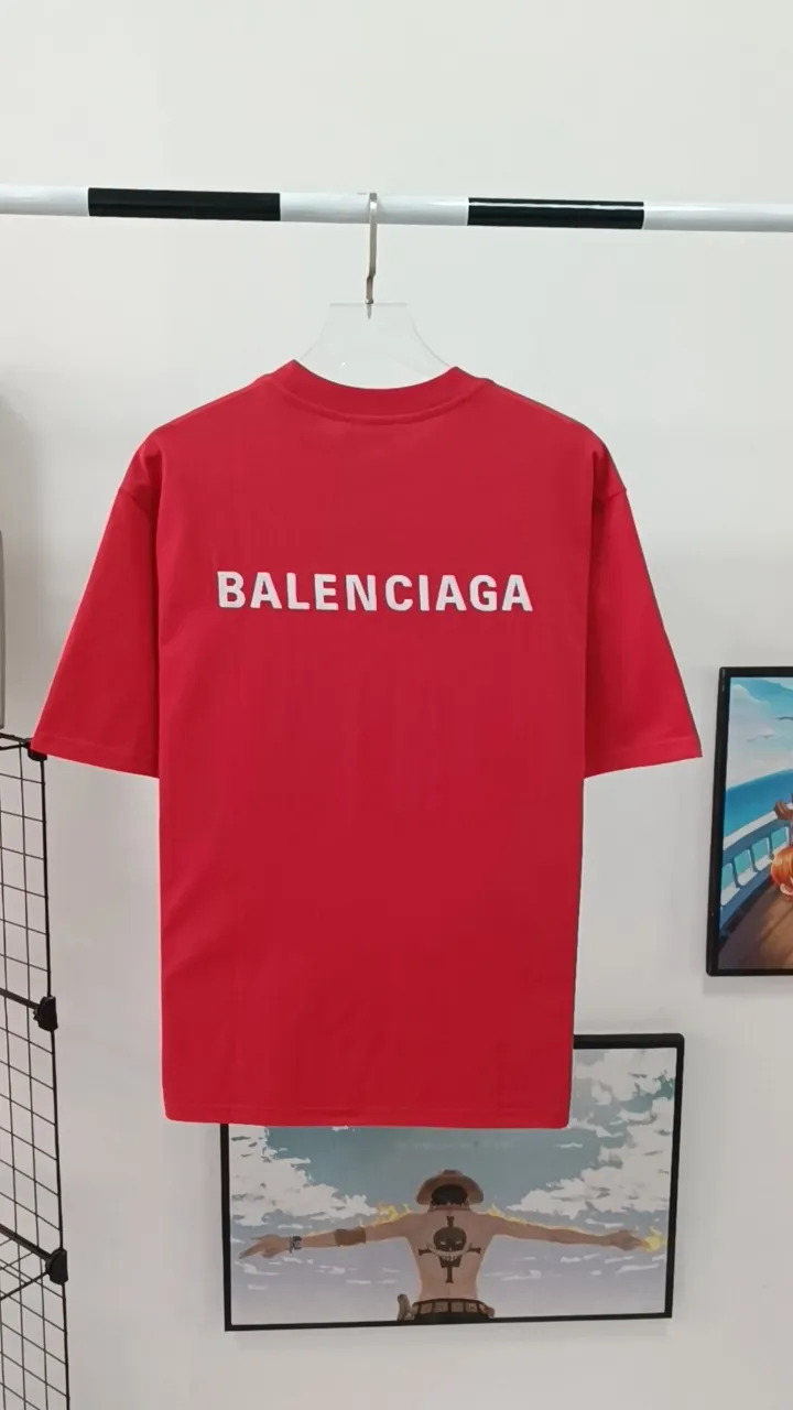Real shot video on the back————The top tested version of BALENCIAGA with large LOGO basic letters on the back, pure cotton, loose, same style, high-end short-sleeved T-shirt for male and female couples. The god of simplicity in Paris, a volume sought after by many stars. Lisa’s favorite basic short-sleeved Paris style, which has a very high appearance rate. Wear alone, paired with jeans, shorts, and sweatpants, it's a versatile style. Xiaohongshu, a hot item on INS, a must-have for Paris fans. The logo slogan on the back is made of Tajima embroidery technology. Please pay attention to the importance of the version. Don't make a pattern based on the pictures. If you don't have the original version, you won't be able to make it look one to one like the original version. At most, you can just make a look. It's just a piece of clothing without a soul. The fabric is made of 24S 260g double yarn pure cotton fabric. The threads and fabric are custom woven and dyed in the same style, without color difference.  A complete set of customized tags, collar tags, washed, plastic bags, and most importantly, a complete set of bags, tag codes, and codes are all authentic.  Color: White Black Royal Blue Apricot Floral Gray Pink Beige Chinese Red Deep Sea Blue Purple Size: XS-L P:250