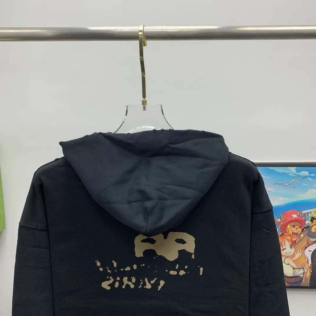 Top tested version BALENCIAGA/Balenciaga 2023 SS BB hand-painted graffiti printed hooded sweatshirt ✅No.1 quality in this market Real ceiling quality ✅All original development, pay attention to detail pictures to avoid stolen pictures and merchants mix them ✅Correct 450g custom-woven and dyed 100% cotton double yarn compact cotton fabric ✅Imported Kangli direct-injection printing color ZP consistent, clear and firm, no hand feel ✅Clear cloth texture Soft and comfortable thread adopts custom-woven and dyed without color difference ✅Overweight process The color fastness is good and the ZP is consistent. Let me explain why mine is a little more expensive than others. 1. It seems to be a simple printing or embroidery. In fact, it is not simple at all. 10000% imported machine restoration is not just lip service. You are welcome to compare with peers. 2. Each model is produced by the company. The details of the workmanship and fabrics are consistent with the original ones. There is no color difference between the ones at the counters. It is not scary to reproduce. Whoever is fake is embarrassed. It’s not shameful to make a replica, it’s shameful if you can’t buy the correct version if you make a replica. 3. Note that the threaded collars are all original collars of certain countries and regions, with high wrapping. The width of the neckline and cabinets are accurate to the millimeter. Thick necklines are not easy to deform. The collars of high-end products are all restored cabinets. They are different from the big collars in the world. Ordinary garbage short-sleeves are printed with a print. The clavicle of the upper body is exposed. Please be patient. Customers who have bought genuine products or have seen genuine products will come back to place orders again. This is quality. This is quality. 4. Different styles of washed wheat main wheat, including imported wheat, have different colors and codes. Really restore the counter. As we all know, Balenciaga's collar labels in each quarter have different English or different colors. This distinguishes fast food from the world's same-colored main wheat washed wheat. 5. Pay attention to the workmanship. The stitching at the neckline has no folds, smooth and natural without overlapping lines, and truly restores this. This is something that many people cannot do. 6. The fabric is made of 450g Paris-specific double yarn. No one can make better fabrics than my family. There's really no way to compare it with the ordinary version on the market. Respect it. It's genuine and costs several thousand yuan. Don't buy it. Quality 7. The workmanship is fully restored. The packaging is fully restored. The cost is huge. 8. I guarantee here that this is the highest quality you can find. Size: XS-S-M-L (the correct version is very large) Color: black P:450