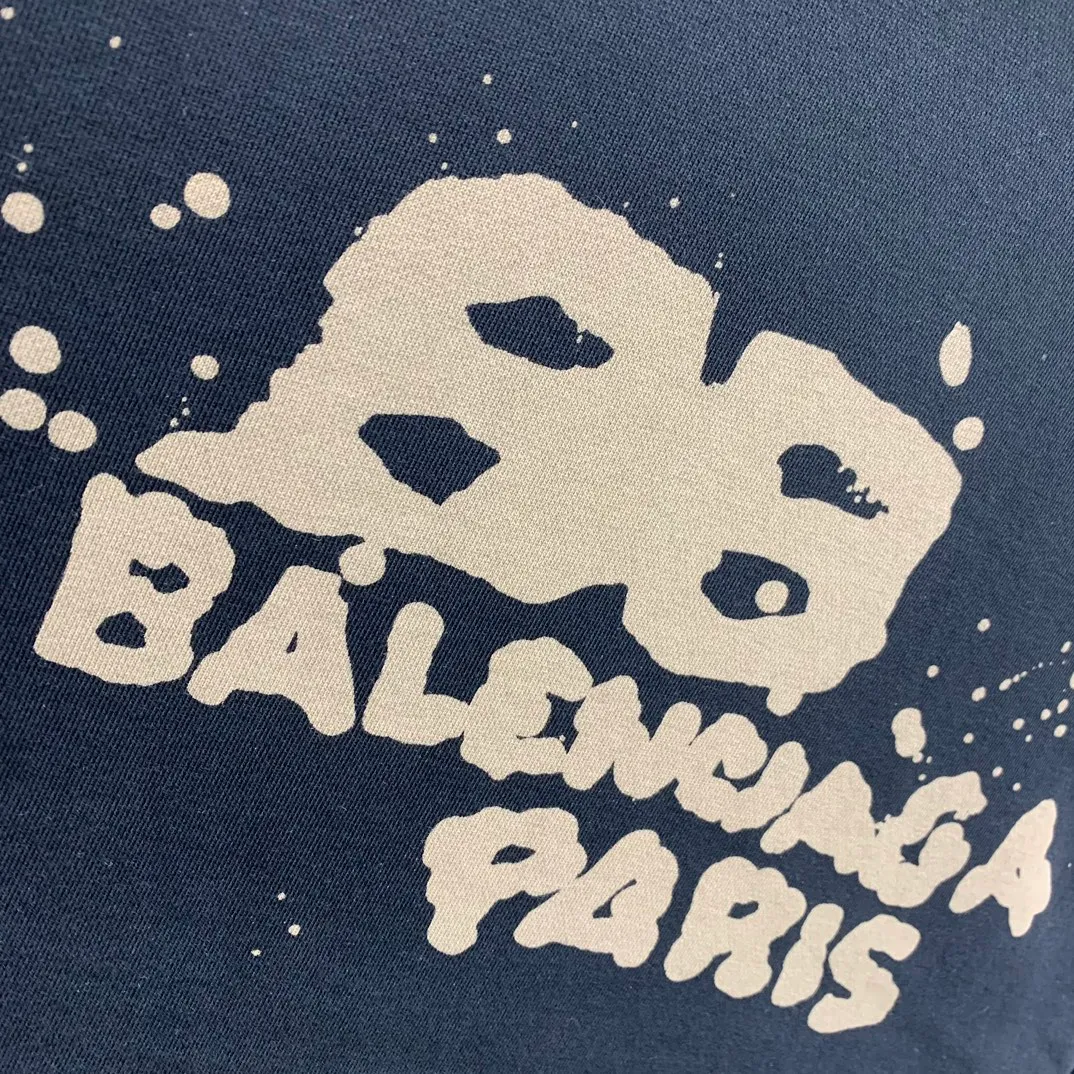 Top tested version BALENCIAGA/Balenciaga 2023 SS BB hand-painted graffiti printed hooded sweatshirt ✅No.1 quality in this market Real ceiling quality ✅All original development, pay attention to detail pictures to avoid stolen pictures and merchants mix them ✅Correct 450g custom-woven and dyed 100% cotton double yarn compact cotton fabric ✅Imported Kangli direct-injection printing color ZP consistent, clear and firm, no hand feel ✅Clear cloth texture Soft and comfortable thread adopts custom-woven and dyed without color difference ✅Overweight process The color fastness is good and the ZP is consistent. Let me explain why mine is a little more expensive than others. 1. It seems to be a simple printing or embroidery. In fact, it is not simple at all. 10000% imported machine restoration is not just lip service. You are welcome to compare with peers. 2. Each model is produced by the company. The details of the workmanship and fabrics are consistent with the original ones. There is no color difference between the ones at the counters. It is not scary to reproduce. Whoever is fake is embarrassed. It’s not shameful to make a replica, it’s shameful if you can’t buy the correct version if you make a replica. 3. Note that the threaded collars are all original collars of certain countries and regions, with high wrapping. The width of the neckline and cabinets are accurate to the millimeter. Thick necklines are not easy to deform. The collars of high-end products are all restored cabinets. They are different from the big collars in the world. Ordinary garbage short-sleeves are printed with a print. The clavicle of the upper body is exposed. Please be patient. Customers who have bought genuine products or have seen genuine products will come back to place orders again. This is quality. This is quality. 4. Different styles of washed wheat main wheat, including imported wheat, have different colors and codes. Really restore the counter. As we all know, Balenciaga's collar labels in each quarter have different English or different colors. This distinguishes fast food from the world's same-colored main wheat washed wheat. 5. Pay attention to the workmanship. The stitching at the neckline has no folds, smooth and natural without overlapping lines, and truly restores this. This is something that many people cannot do. 6. The fabric is made of 450g Paris-specific double yarn. No one can make better fabrics than my family. There's really no way to compare it with the ordinary version on the market. Respect it. It's genuine and costs several thousand yuan. Don't buy it. Quality 7. The workmanship is fully restored. The packaging is fully restored. The cost is huge. 8. I guarantee here that this is the highest quality you can find. Size: XS-S-M-L (the correct version is very large) Color: black P:450