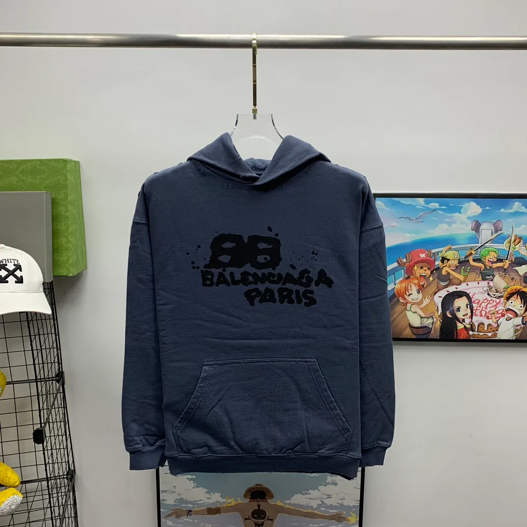 Top tested version BALENCIAGA/Balenciaga 2023 SS BB hand-painted graffiti printed hooded sweatshirt ✅No.1 quality in this market Real ceiling quality ✅All original development, pay attention to detail pictures to avoid stolen pictures and merchants mix them ✅Correct 450g custom-woven and dyed 100% cotton double yarn compact cotton fabric ✅Imported Kangli direct-injection printing color ZP consistent, clear and firm, no hand feel ✅Clear cloth texture Soft and comfortable thread adopts custom-woven and dyed without color difference ✅Overweight process The color fastness is good and the ZP is consistent. Let me explain why mine is a little more expensive than others. 1. It seems to be a simple printing or embroidery. In fact, it is not simple at all. 10000% imported machine restoration is not just lip service. You are welcome to compare with peers. 2. Each model is produced by the company. The details of the workmanship and fabrics are consistent with the original ones. There is no color difference between the ones at the counters. It is not scary to reproduce. Whoever is fake is embarrassed. It’s not shameful to make a replica, it’s shameful if you can’t buy the correct version if you make a replica. 3. Note that the threaded collars are all original collars of certain countries and regions, with high wrapping. The width of the neckline and cabinets are accurate to the millimeter. Thick necklines are not easy to deform. The collars of high-end products are all restored cabinets. They are different from the big collars in the world. Ordinary garbage short-sleeves are printed with a print. The clavicle of the upper body is exposed. Please be patient. Customers who have bought genuine products or have seen genuine products will come back to place orders again. This is quality. This is quality. 4. Different styles of washed wheat main wheat, including imported wheat, have different colors and codes. Really restore the counter. As we all know, Balenciaga's collar labels in each quarter have different English or different colors. This distinguishes fast food from the world's same-colored main wheat washed wheat. 5. Pay attention to the workmanship. The stitching at the neckline has no folds, smooth and natural without overlapping lines, and truly restores this. This is something that many people cannot do. 6. The fabric is made of 450g Paris-specific double yarn. No one can make better fabrics than my family. There's really no way to compare it with the ordinary version on the market. Respect it. It's genuine and costs several thousand yuan. Don't buy it. Quality 7. The workmanship is fully restored. The packaging is fully restored. The cost is huge. 8. I guarantee here that this is the highest quality you can find. Size: XS-S-M-L (the correct version is very large) Color: black P:450
