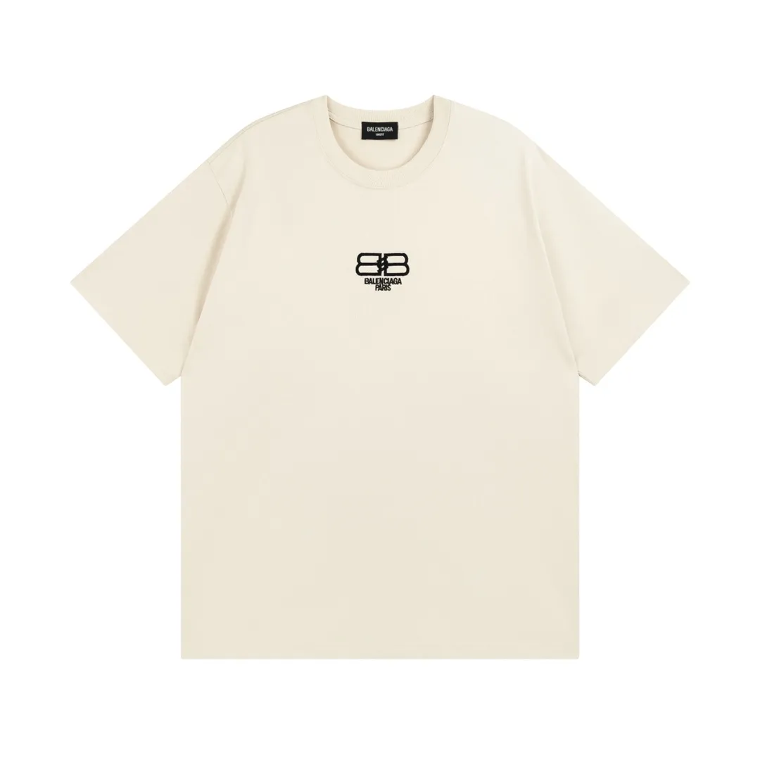 🅿️166 Detailed picture [Top version. Official website quality] BALENCI*GA/Paris.BB embroidered short-sleeved T-shirt. Brick cabinet synchronization. The fabric is made of Paris ZP custom-woven and dyed 100% cotton double yarn compact cotton. The weight is 260 grams, the cloth surface is clean. The cloth pattern is clear, soft and comfortable, and the thread is dyed with no color difference. The classic patterns are embroidered using imported embroidery machines. The effect is three-dimensional. Restore the brick cabinet. Different market currencies. Welcome to compare. The version adopts the OS loose shoulder version. The same style for men and women. Code: BL223031 Color: Mi Xing. Pink Size: XS to L