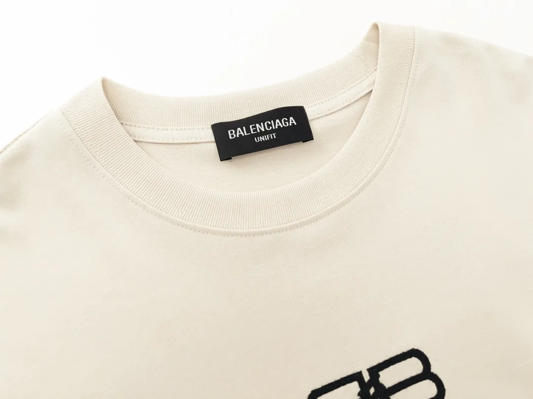 🅿️166 Detailed picture [Top version. Official website quality] BALENCI*GA/Paris.BB embroidered short-sleeved T-shirt. Brick cabinet synchronization. The fabric is made of Paris ZP custom-woven and dyed 100% cotton double yarn compact cotton. The weight is 260 grams, the cloth surface is clean. The cloth pattern is clear, soft and comfortable, and the thread is dyed with no color difference. The classic patterns are embroidered using imported embroidery machines. The effect is three-dimensional. Restore the brick cabinet. Different market currencies. Welcome to compare. The version adopts the OS loose shoulder version. The same style for men and women. Code: BL223031 Color: Mi Xing. Pink Size: XS to L