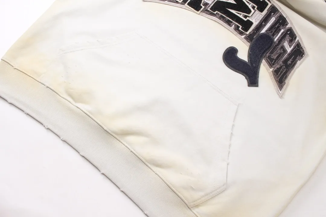 🅿️420 Detailed picture [Top version. Official website quality] BALENCI*GA/Paris co-branded Manchester United. 24 latest. Washed. Distressed. Worn. Inkjet-painted. Short-sleeved T-shirt # Embroidered seal. Heavy tattered. Top-notch board. Overweight craftsmanship. Welcome to compare. The fabric is made of Paris ZP custom-woven and dyed cotton sweatshirt. The weight is 450 grams. The cloth surface is clean. The cloth pattern is clear, soft and comfortable. The threads are dyed with no color difference. The front pattern embroidery is made with imported machine embroidery. The color of the chapter mark is the same. The embroidery and border are embroidered. The chapter mark is worn and distressed to match the brick cabinet. Ready-made clothes are washed and distressed. Painted with graffiti. The entire piece of clothing is restored with overweight craftsmanship. Jubie market produces pictures based on pictures. Welcome to compare. The version adopts OS loose shoulder design. Same style for men and women. Code: BL238061 Color: black, beige size: XS S M L