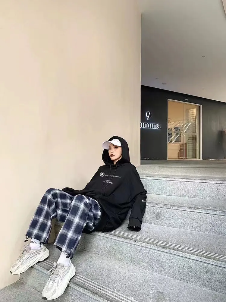 ♻️💯Reference model picture for the upper body❤️Top tested Balenciaga Balenciaga 22SS new WFP World Food Agency male and female couple star same style autumn and winter pure cotton hooded sweatshirt. The fabric is made of 480 grams of pure cotton terry material. It does not pill. It feels very good. Printed and dressed up dozens of times to achieve a 1:1 effect. They all use slurry imported from abroad. A proportion of foaming powder is added to the slurry to foam at high temperature. The printing embossing effect is very good, and the powder does not fall off or break. The front and rear panels are washable and environmentally friendly. The entire printing process takes a long time. The hem and cuffs are all customized threads. There is no error in dyeing in the same vat. The workmanship is perfect. The accessories are all customized. This year’s market hot trend has many Internet celebrities. The top is very trendy. The same style for men and women. OverSzie version. Color: Black White Size: XS-L P:450