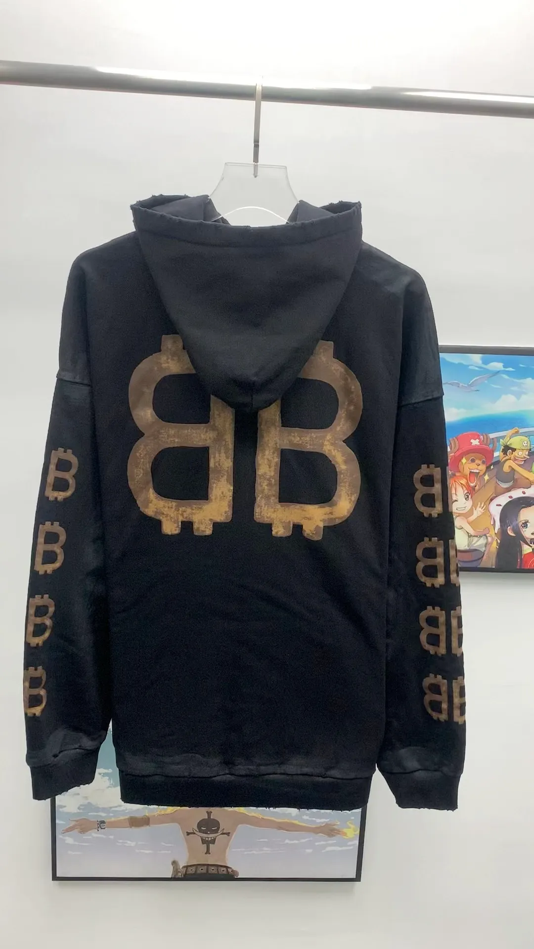 Real shot video on the back————Top tested version 🌟23ss autumn new BALENCIAGA Bitcoin front and rear arms BB printed loose hooded sweatshirt unisex terry hoodie Balenciaga is really cheating this year! Another hot item🔥 Today I really bring you a high-quality and cost-effective sweatshirt, 420g heavyweight pure cotton terry fabric! Ingredients carefully used! The hats are all sewn together in large pieces, which consumes a lot of fabric! The printing on the front, back, left and right uses imported environmentally friendly ♻️ screen printing! Brush it on bit by bit manually! It’s so strong that it won’t be washed off for a long time! Not cracked! Large foreign trade factory with fine workmanship! Every process is strictly subject to strict requirements! The wiring is neat. Excipients are complete with three standards! They are all top-notch customized accessories! This Balenciaga upper body is the king! It has a retro flavor without losing high-end taste! It brings a different visual experience to people. Whether you are a student or working and traveling, or your body proportions are not perfect, it can cover you in a coordinated way. If you like it, hurry up and get one! Looking forward to your driving 💗 Ready stock available in seconds Color: black XS——L P:450