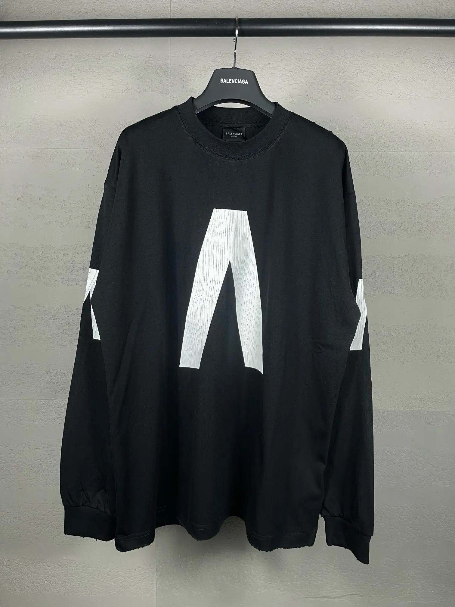 🅿️240 detailed pictures [Top version. Official website quality] BALENCI*GA/Paris. 2024 latest global limited edition. BALENCIAGA joins forces with Archive to create a long-sleeved T-shirt. Crack printed washed distressed T-shirt. Overweight craftsmanship, brick cabinet synchronization. ⚠️Distinguish the market currency, genuine research and development, worn. The hand painting is consistent with ZP, and the printing uses imported cracked environmentally friendly glue. The garments are washed, worn and worn. The whole piece is designed with heavy craftsmanship. Comparisons welcome. The version adopts OS loose shoulder design. Same style for men and women. Code: BL235031 Color: black, off-white Size: XS S M L