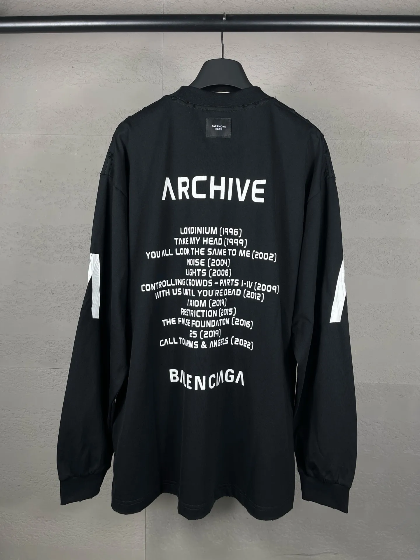 🅿️240 detailed pictures [Top version. Official website quality] BALENCI*GA/Paris. 2024 latest global limited edition. BALENCIAGA joins forces with Archive to create a long-sleeved T-shirt. Crack printed washed distressed T-shirt. Overweight craftsmanship, brick cabinet synchronization. ⚠️Distinguish the market currency, genuine research and development, worn. The hand painting is consistent with ZP, and the printing uses imported cracked environmentally friendly glue. The garments are washed, worn and worn. The whole piece is designed with heavy craftsmanship. Comparisons welcome. The version adopts OS loose shoulder design. Same style for men and women. Code: BL235031 Color: black, off-white Size: XS S M L
