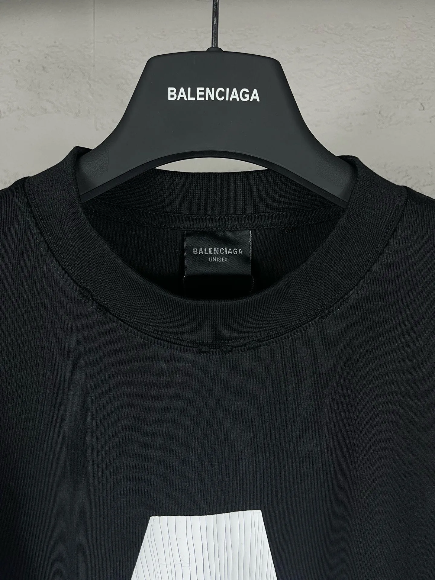 🅿️240 detailed pictures [Top version. Official website quality] BALENCI*GA/Paris. 2024 latest global limited edition. BALENCIAGA joins forces with Archive to create a long-sleeved T-shirt. Crack printed washed distressed T-shirt. Overweight craftsmanship, brick cabinet synchronization. ⚠️Distinguish the market currency, genuine research and development, worn. The hand painting is consistent with ZP, and the printing uses imported cracked environmentally friendly glue. The garments are washed, worn and worn. The whole piece is designed with heavy craftsmanship. Comparisons welcome. The version adopts OS loose shoulder design. Same style for men and women. Code: BL235031 Color: black, off-white Size: XS S M L