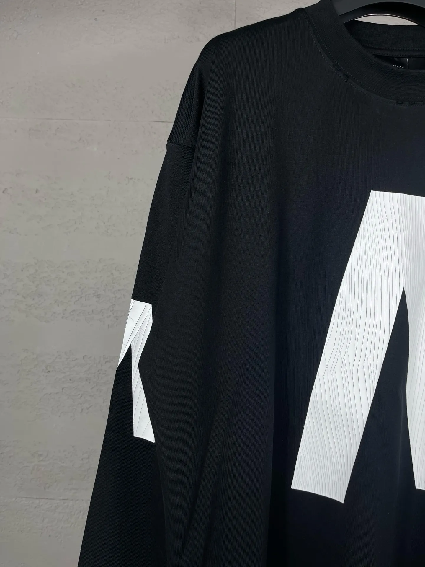 🅿️240 detailed pictures [Top version. Official website quality] BALENCI*GA/Paris. 2024 latest global limited edition. BALENCIAGA joins forces with Archive to create a long-sleeved T-shirt. Crack printed washed distressed T-shirt. Overweight craftsmanship, brick cabinet synchronization. ⚠️Distinguish the market currency, genuine research and development, worn. The hand painting is consistent with ZP, and the printing uses imported cracked environmentally friendly glue. The garments are washed, worn and worn. The whole piece is designed with heavy craftsmanship. Comparisons welcome. The version adopts OS loose shoulder design. Same style for men and women. Code: BL235031 Color: black, off-white Size: XS S M L