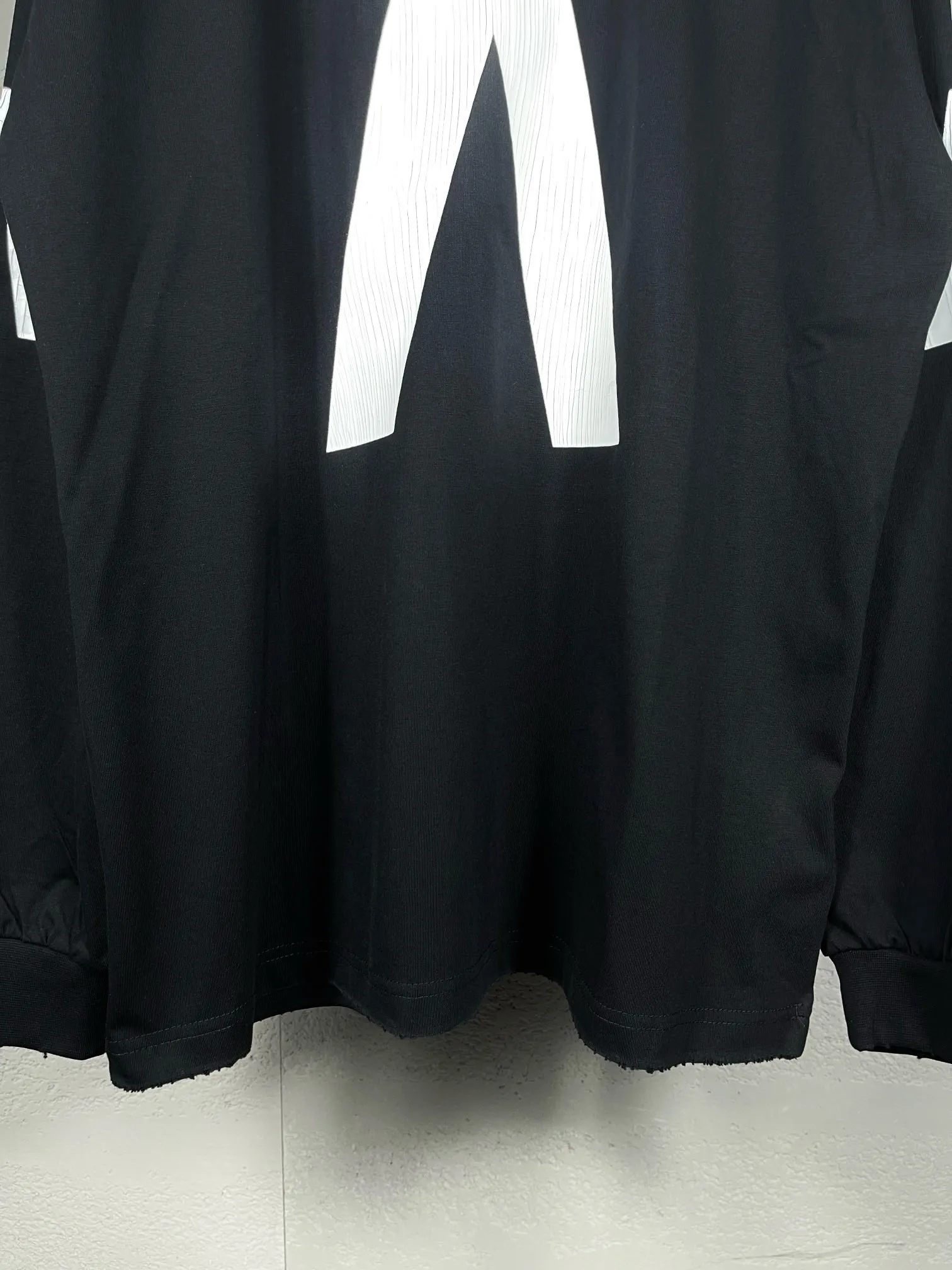 🅿️240 detailed pictures [Top version. Official website quality] BALENCI*GA/Paris. 2024 latest global limited edition. BALENCIAGA joins forces with Archive to create a long-sleeved T-shirt. Crack printed washed distressed T-shirt. Overweight craftsmanship, brick cabinet synchronization. ⚠️Distinguish the market currency, genuine research and development, worn. The hand painting is consistent with ZP, and the printing uses imported cracked environmentally friendly glue. The garments are washed, worn and worn. The whole piece is designed with heavy craftsmanship. Comparisons welcome. The version adopts OS loose shoulder design. Same style for men and women. Code: BL235031 Color: black, off-white Size: XS S M L