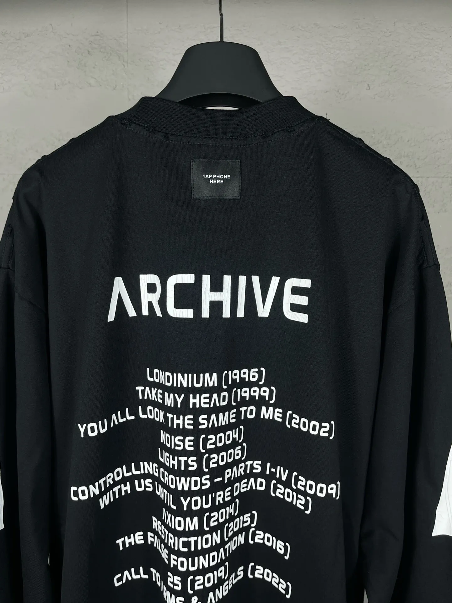 🅿️240 detailed pictures [Top version. Official website quality] BALENCI*GA/Paris. 2024 latest global limited edition. BALENCIAGA joins forces with Archive to create a long-sleeved T-shirt. Crack printed washed distressed T-shirt. Overweight craftsmanship, brick cabinet synchronization. ⚠️Distinguish the market currency, genuine research and development, worn. The hand painting is consistent with ZP, and the printing uses imported cracked environmentally friendly glue. The garments are washed, worn and worn. The whole piece is designed with heavy craftsmanship. Comparisons welcome. The version adopts OS loose shoulder design. Same style for men and women. Code: BL235031 Color: black, off-white Size: XS S M L