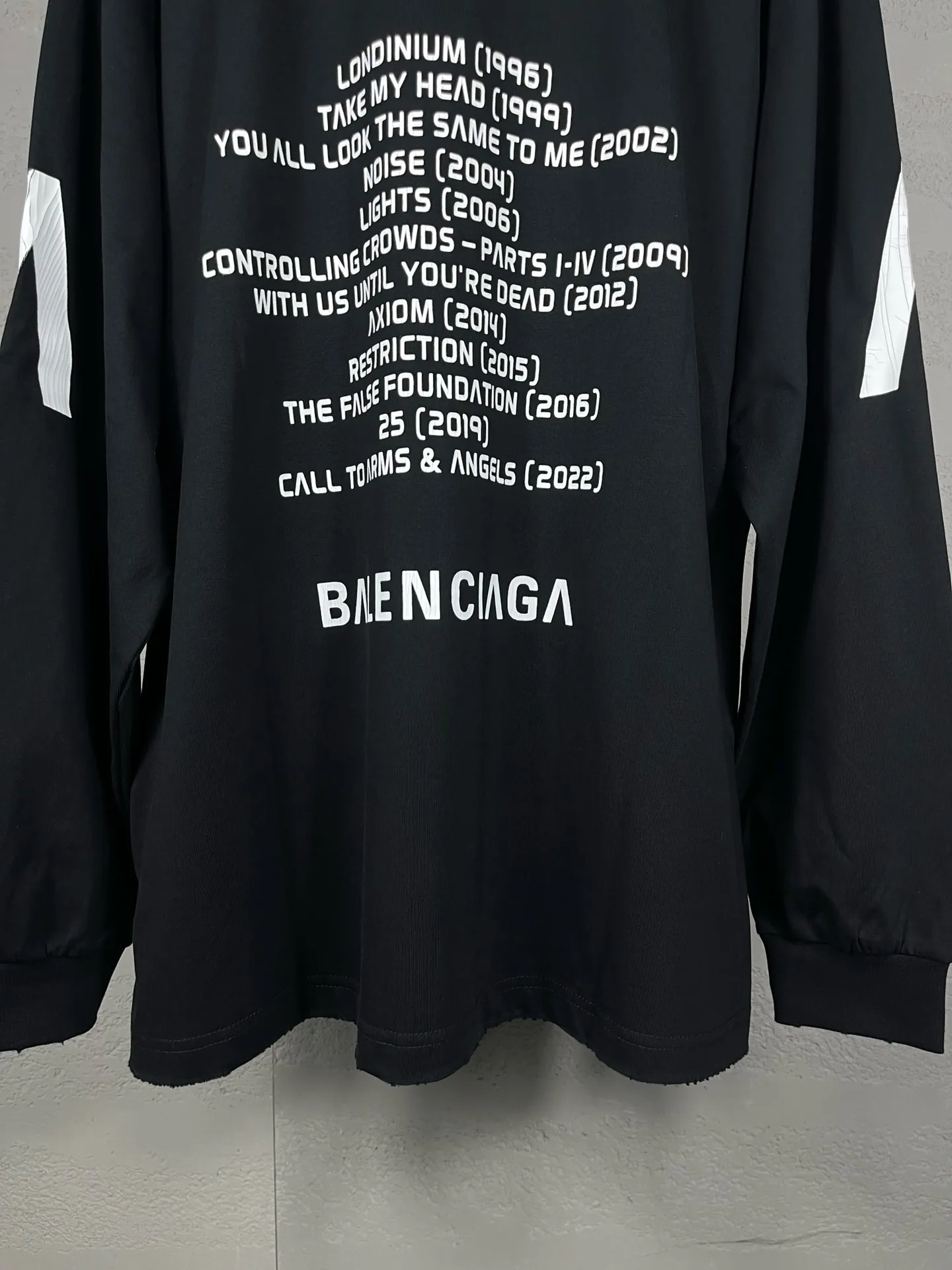 🅿️240 detailed pictures [Top version. Official website quality] BALENCI*GA/Paris. 2024 latest global limited edition. BALENCIAGA joins forces with Archive to create a long-sleeved T-shirt. Crack printed washed distressed T-shirt. Overweight craftsmanship, brick cabinet synchronization. ⚠️Distinguish the market currency, genuine research and development, worn. The hand painting is consistent with ZP, and the printing uses imported cracked environmentally friendly glue. The garments are washed, worn and worn. The whole piece is designed with heavy craftsmanship. Comparisons welcome. The version adopts OS loose shoulder design. Same style for men and women. Code: BL235031 Color: black, off-white Size: XS S M L
