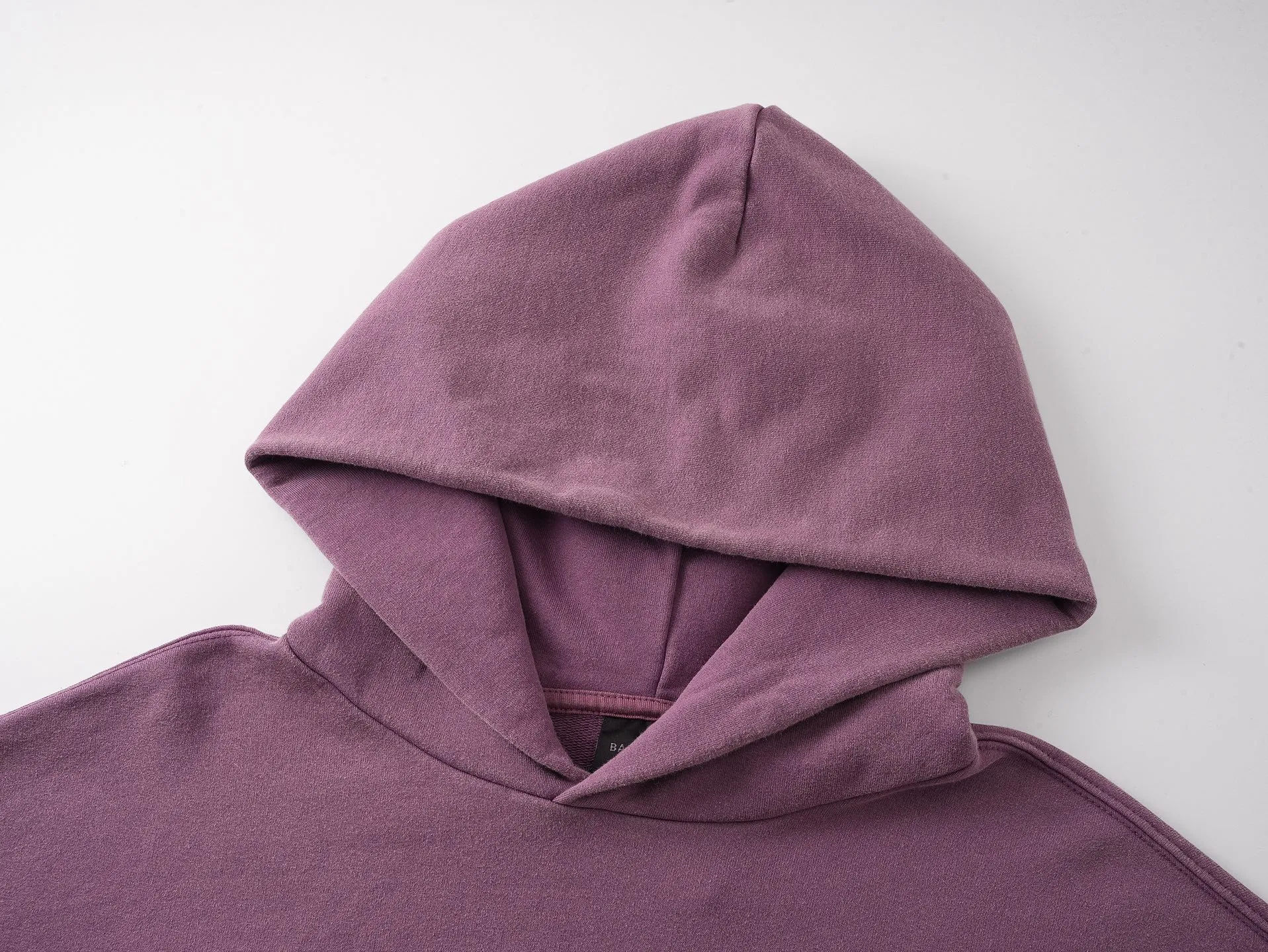 🅿️350 Actual pictures [Top version. Official website quality] BALENCI*GA/Paris #Classic model, 2025 spring and summer new style. Coke printed ripped, washed and distressed hooded sweatshirt. The washing water is sprayed with maliu to give a gradient fried color effect. The fabric is made of Paris ZP custom-woven and dyed cotton sweatshirt. The weight is 460 grams. The cloth surface is clean. The cloth pattern is clear, soft and comfortable. The threads are dyed with no color difference. The classic pattern printing uses environmentally friendly imported glue and precision stencil. The letters are clear. No burrs. The three-dimensional effect is strong. The garments are washed and worn. All colors are synchronized with the brick cabinets, custom woven and dyed, and will not fade. Different market currencies. The version adopts OS loose shoulder style. Same style for men and women. Code: BL259911 Color: washed blue, washed purple Size: XS S M L