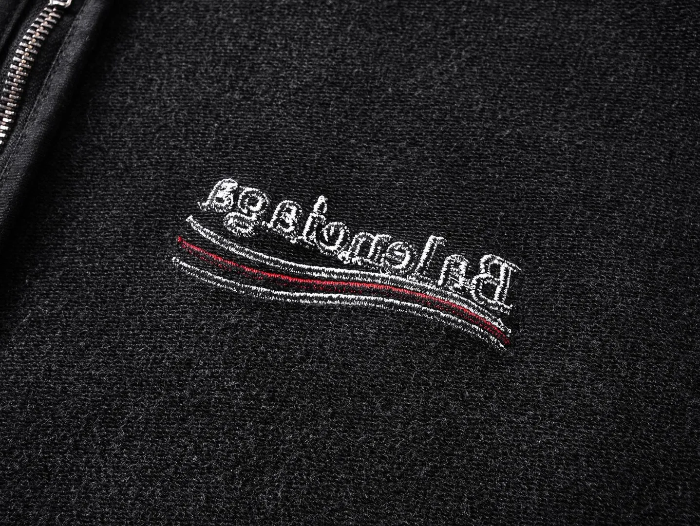 🅿️400 BALENCI*GA Paris reverse Coke embroidery washed distressed hooded zipper sweatshirt. The front and back embroidery is reverse embroidery using imported Tajima embroidery machine. Ready-made garments are stitched on the reverse side. Ready-made garments are washed. Customized matching hardware. Letters are clear. The effect is three-dimensional. Exclusively pattern-woven and dyed 460g fabric. Threads are dyed in the same vat with zero color difference. Brick cabinet synchronization. Welcome to compare. Same style for men and women -Color: washed black -SIZE: Xs S M L style number 8995#