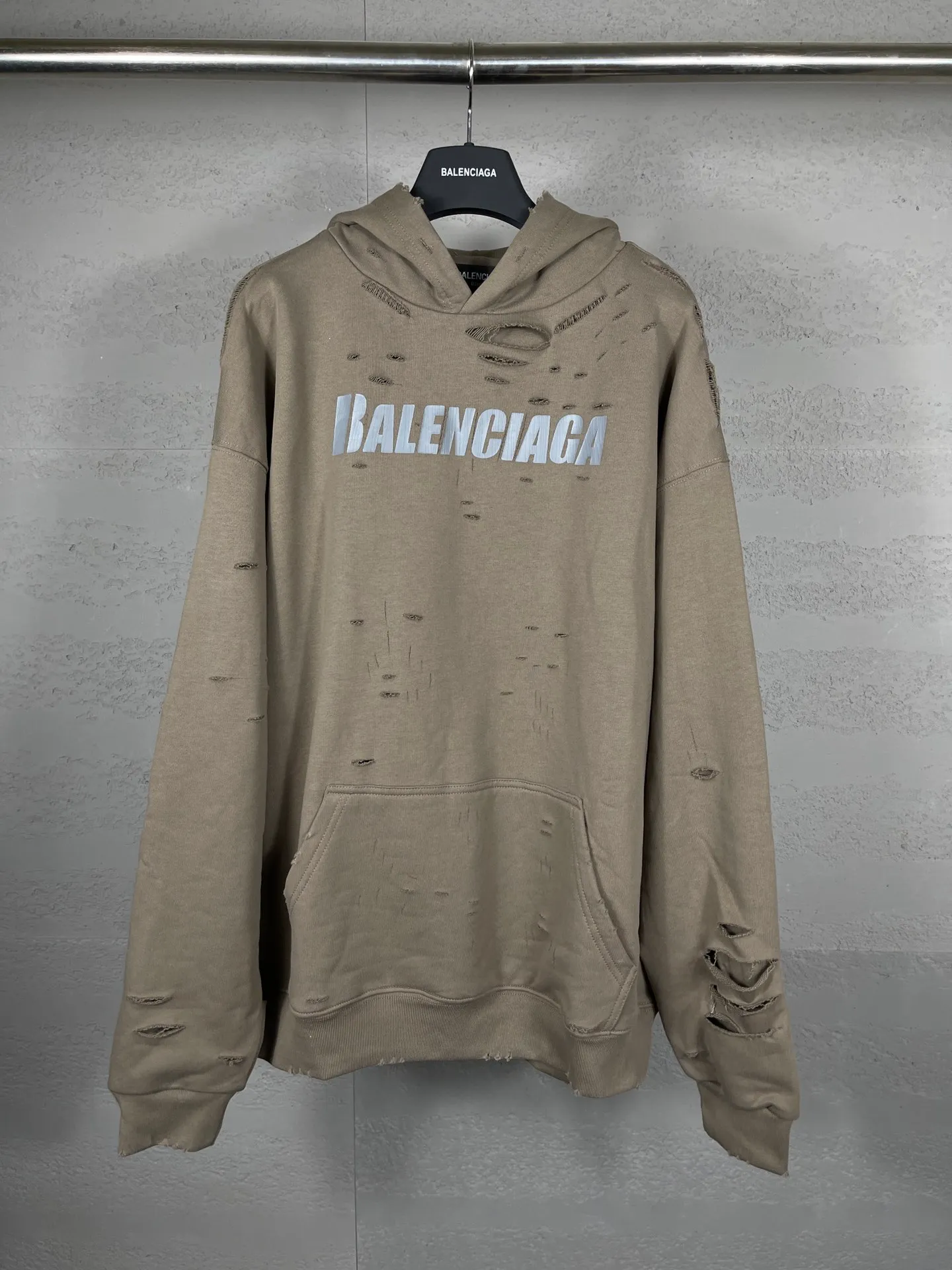 🅿️396 Actual pictures [Top version. Official website quality] BALENCI*GA/Paris. Classic style. 22SS #BALENCI*GA# Artistic ripped hole and velvet inner two-piece hooded sweatshirt. Autumn and winter brick cabinets are synchronized. Welcome to compare. The fabric is made of Paris ZP custom-woven and dyed cotton double yarn David coat with velvet lining. The fabric pattern is clear, soft and comfortable. The threads are woven and dyed with no color difference. The classic letter LOGO adopts precision stencils, imported environmentally friendly rubber paddles, and turtle crack printing, with a three-dimensional effect. Garment positioning art is worn with holes, and the hem is threaded. The brim of the hat and the pocket are hand-worn vintage. The brick cabinet is restored, and the version adopts the OS loose shoulder version. Same style for men and women Coding: BL238001 Color: black, white, blue, coffee, dark green, burgundy, purple Size: XS S M L