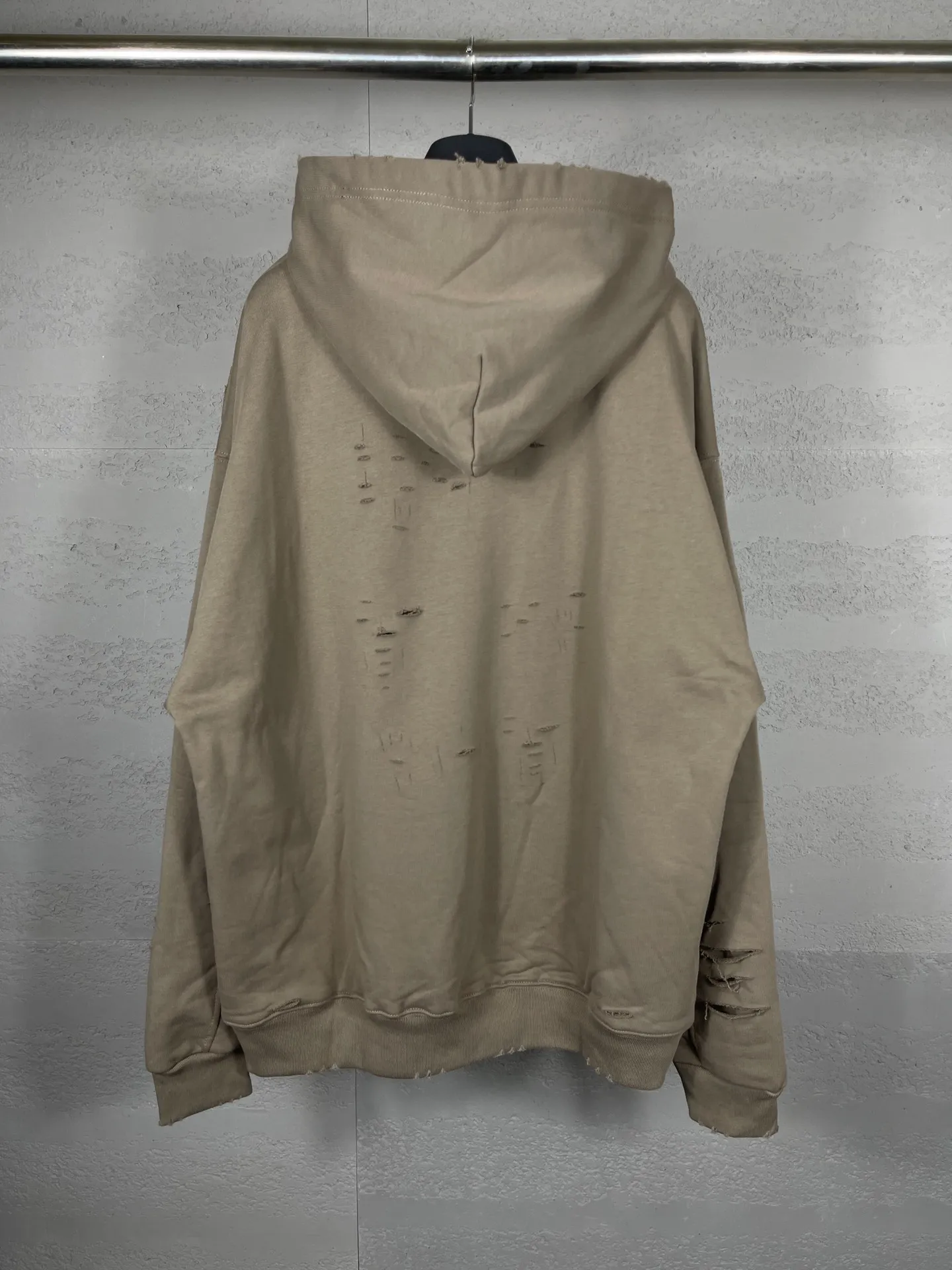 🅿️396 Actual pictures [Top version. Official website quality] BALENCI*GA/Paris. Classic style. 22SS #BALENCI*GA# Artistic ripped hole and velvet inner two-piece hooded sweatshirt. Autumn and winter brick cabinets are synchronized. Welcome to compare. The fabric is made of Paris ZP custom-woven and dyed cotton double yarn David coat with velvet lining. The fabric pattern is clear, soft and comfortable. The threads are woven and dyed with no color difference. The classic letter LOGO adopts precision stencils, imported environmentally friendly rubber paddles, and turtle crack printing, with a three-dimensional effect. Garment positioning art is worn with holes, and the hem is threaded. The brim of the hat and the pocket are hand-worn vintage. The brick cabinet is restored, and the version adopts the OS loose shoulder version. Same style for men and women Coding: BL238001 Color: black, white, blue, coffee, dark green, burgundy, purple Size: XS S M L