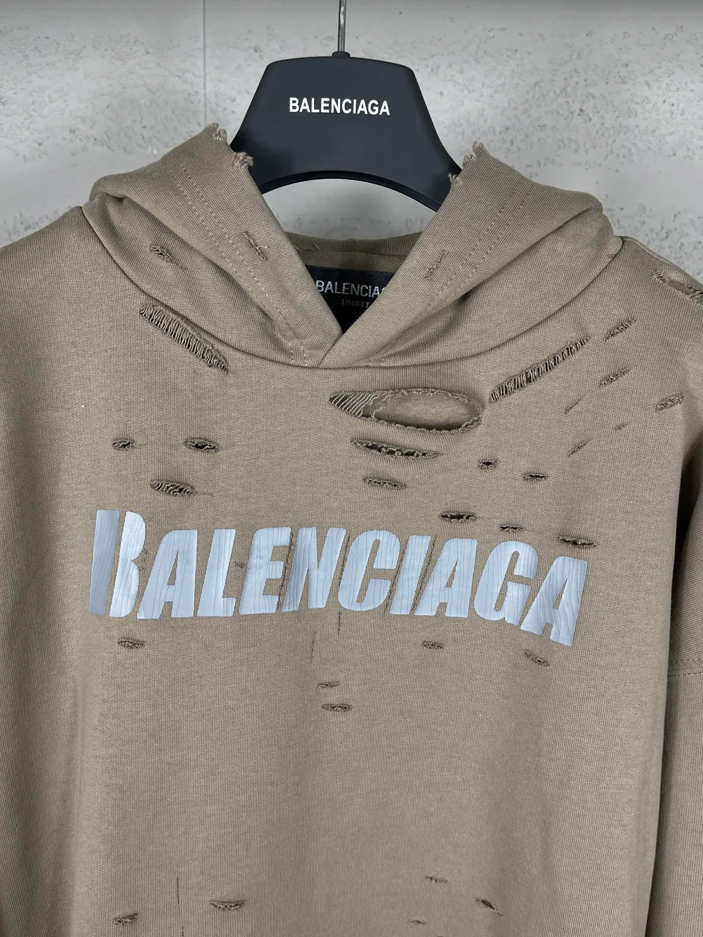 🅿️396 Actual pictures [Top version. Official website quality] BALENCI*GA/Paris. Classic style. 22SS #BALENCI*GA# Artistic ripped hole and velvet inner two-piece hooded sweatshirt. Autumn and winter brick cabinets are synchronized. Welcome to compare. The fabric is made of Paris ZP custom-woven and dyed cotton double yarn David coat with velvet lining. The fabric pattern is clear, soft and comfortable. The threads are woven and dyed with no color difference. The classic letter LOGO adopts precision stencils, imported environmentally friendly rubber paddles, and turtle crack printing, with a three-dimensional effect. Garment positioning art is worn with holes, and the hem is threaded. The brim of the hat and the pocket are hand-worn vintage. The brick cabinet is restored, and the version adopts the OS loose shoulder version. Same style for men and women Coding: BL238001 Color: black, white, blue, coffee, dark green, burgundy, purple Size: XS S M L