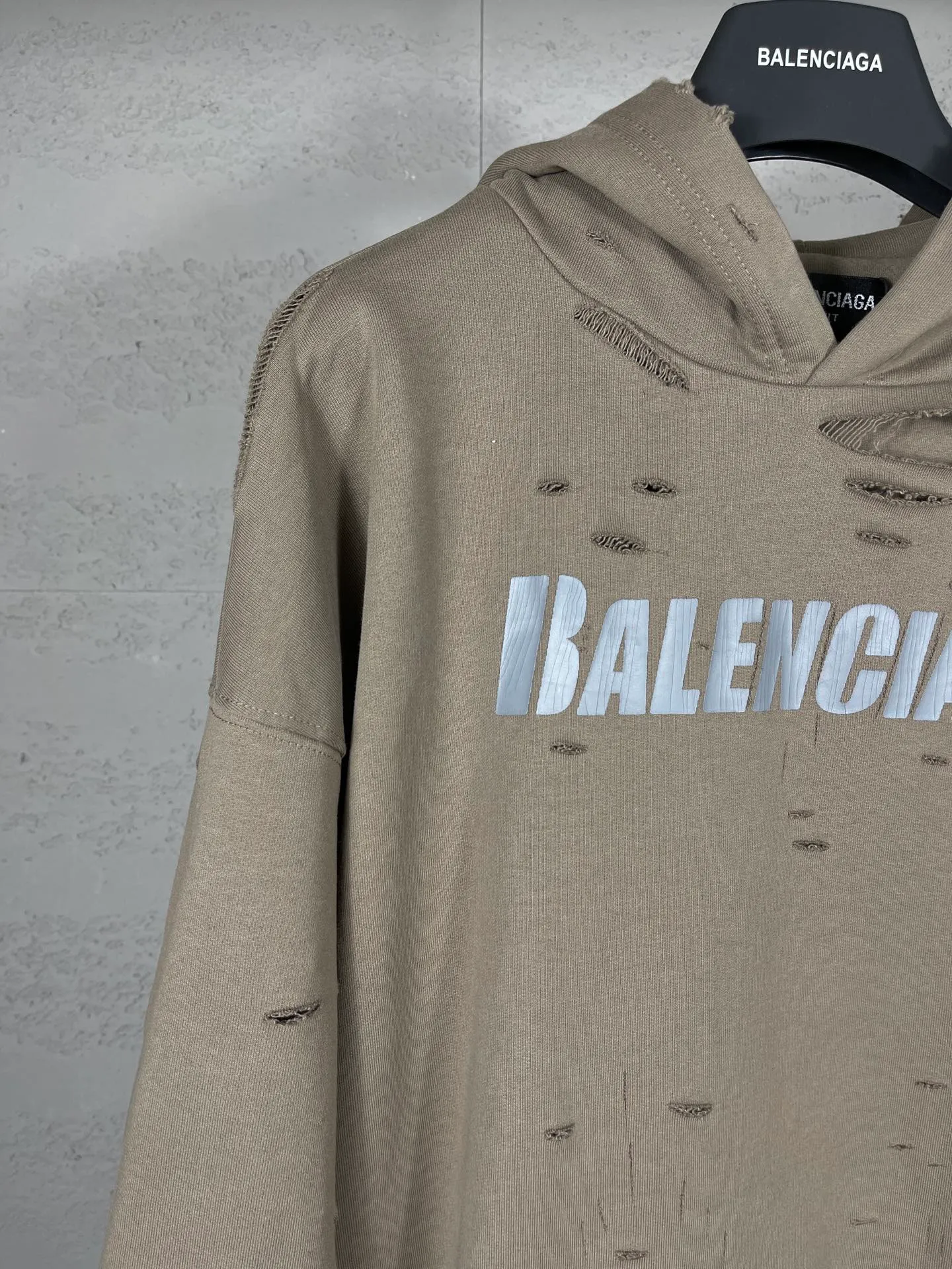 🅿️396 Actual pictures [Top version. Official website quality] BALENCI*GA/Paris. Classic style. 22SS #BALENCI*GA# Artistic ripped hole and velvet inner two-piece hooded sweatshirt. Autumn and winter brick cabinets are synchronized. Welcome to compare. The fabric is made of Paris ZP custom-woven and dyed cotton double yarn David coat with velvet lining. The fabric pattern is clear, soft and comfortable. The threads are woven and dyed with no color difference. The classic letter LOGO adopts precision stencils, imported environmentally friendly rubber paddles, and turtle crack printing, with a three-dimensional effect. Garment positioning art is worn with holes, and the hem is threaded. The brim of the hat and the pocket are hand-worn vintage. The brick cabinet is restored, and the version adopts the OS loose shoulder version. Same style for men and women Coding: BL238001 Color: black, white, blue, coffee, dark green, burgundy, purple Size: XS S M L