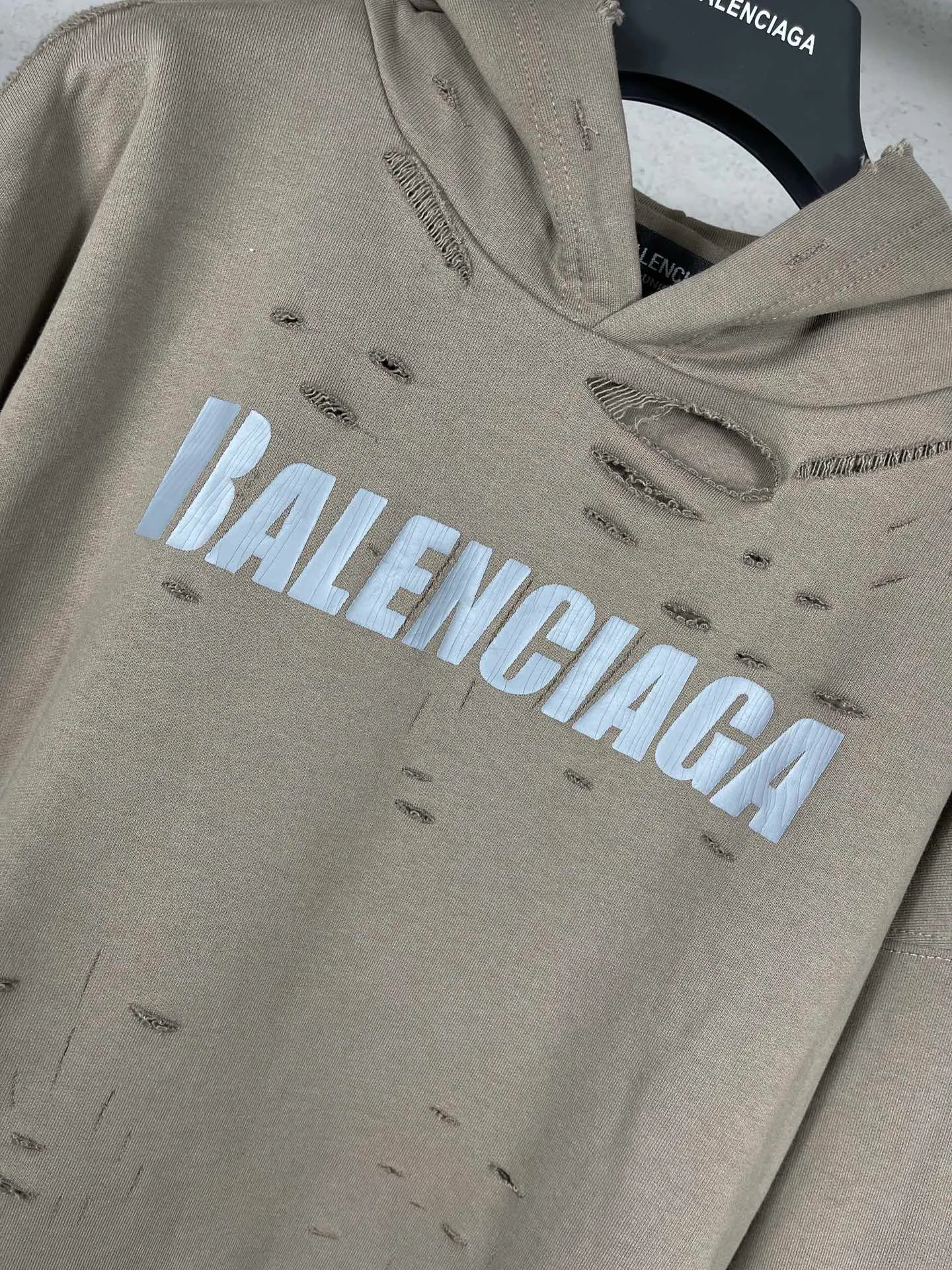 🅿️396 Actual pictures [Top version. Official website quality] BALENCI*GA/Paris. Classic style. 22SS #BALENCI*GA# Artistic ripped hole and velvet inner two-piece hooded sweatshirt. Autumn and winter brick cabinets are synchronized. Welcome to compare. The fabric is made of Paris ZP custom-woven and dyed cotton double yarn David coat with velvet lining. The fabric pattern is clear, soft and comfortable. The threads are woven and dyed with no color difference. The classic letter LOGO adopts precision stencils, imported environmentally friendly rubber paddles, and turtle crack printing, with a three-dimensional effect. Garment positioning art is worn with holes, and the hem is threaded. The brim of the hat and the pocket are hand-worn vintage. The brick cabinet is restored, and the version adopts the OS loose shoulder version. Same style for men and women Coding: BL238001 Color: black, white, blue, coffee, dark green, burgundy, purple Size: XS S M L