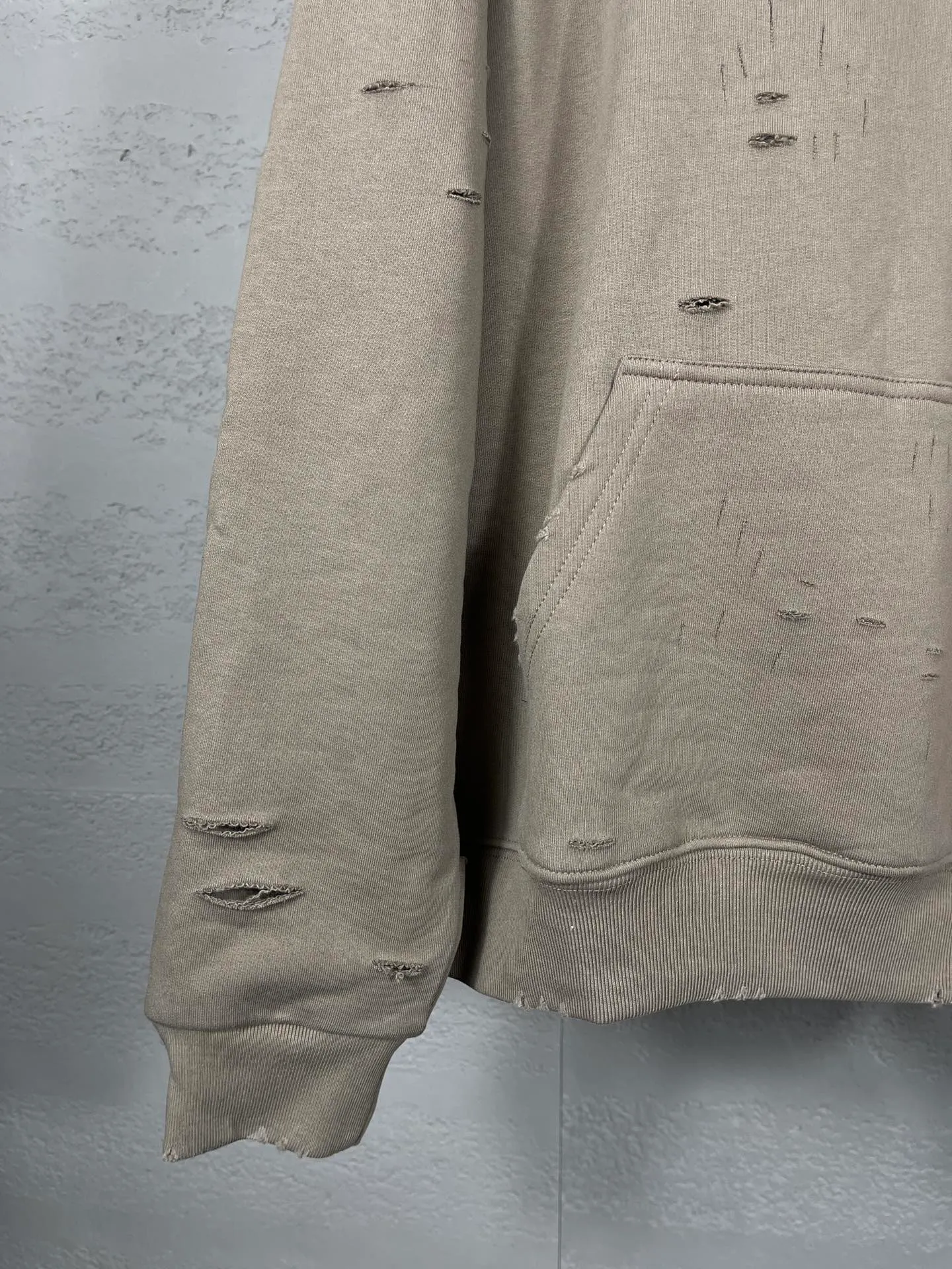 🅿️396 Actual pictures [Top version. Official website quality] BALENCI*GA/Paris. Classic style. 22SS #BALENCI*GA# Artistic ripped hole and velvet inner two-piece hooded sweatshirt. Autumn and winter brick cabinets are synchronized. Welcome to compare. The fabric is made of Paris ZP custom-woven and dyed cotton double yarn David coat with velvet lining. The fabric pattern is clear, soft and comfortable. The threads are woven and dyed with no color difference. The classic letter LOGO adopts precision stencils, imported environmentally friendly rubber paddles, and turtle crack printing, with a three-dimensional effect. Garment positioning art is worn with holes, and the hem is threaded. The brim of the hat and the pocket are hand-worn vintage. The brick cabinet is restored, and the version adopts the OS loose shoulder version. Same style for men and women Coding: BL238001 Color: black, white, blue, coffee, dark green, burgundy, purple Size: XS S M L