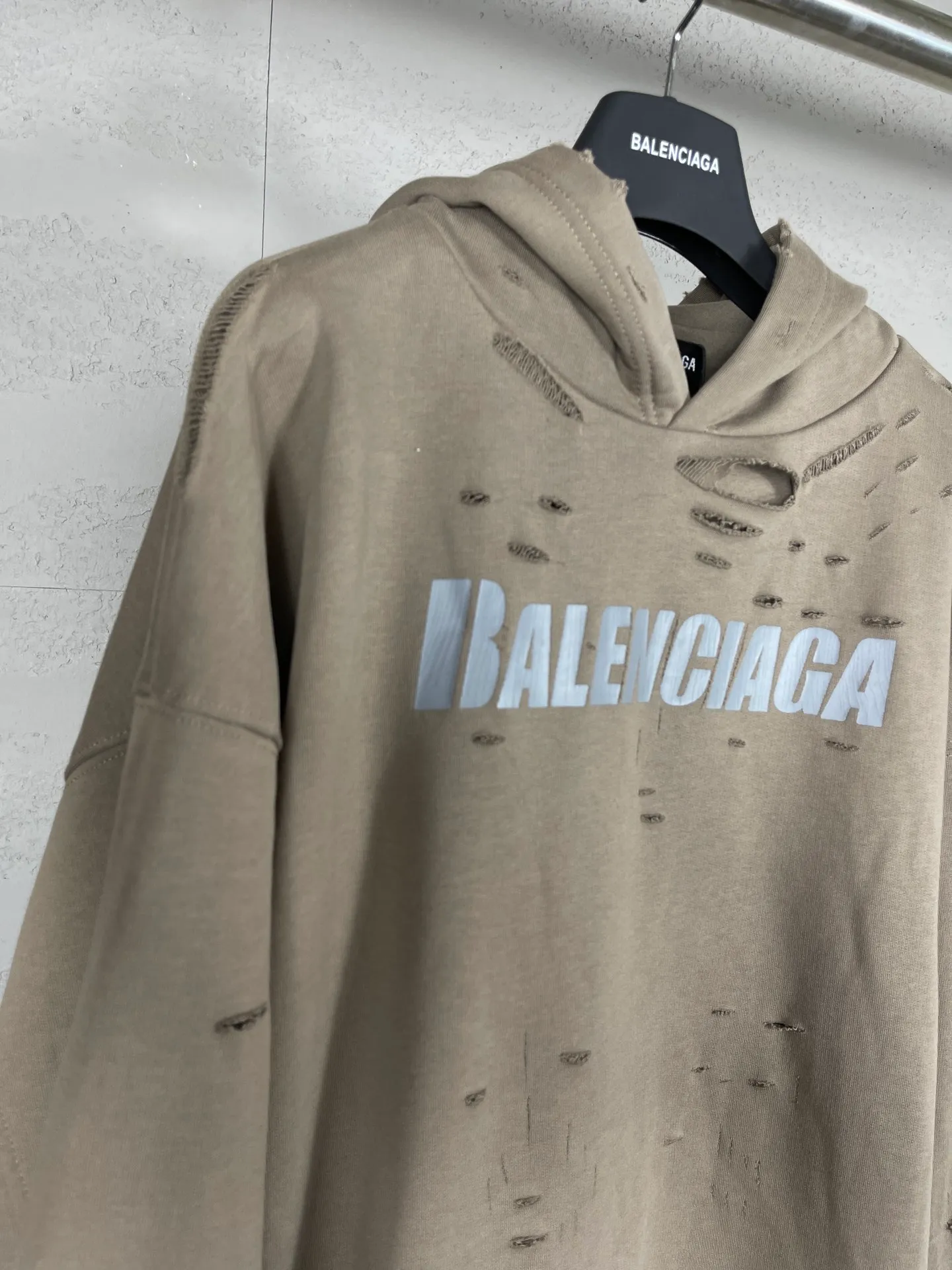 🅿️396 Actual pictures [Top version. Official website quality] BALENCI*GA/Paris. Classic style. 22SS #BALENCI*GA# Artistic ripped hole and velvet inner two-piece hooded sweatshirt. Autumn and winter brick cabinets are synchronized. Welcome to compare. The fabric is made of Paris ZP custom-woven and dyed cotton double yarn David coat with velvet lining. The fabric pattern is clear, soft and comfortable. The threads are woven and dyed with no color difference. The classic letter LOGO adopts precision stencils, imported environmentally friendly rubber paddles, and turtle crack printing, with a three-dimensional effect. Garment positioning art is worn with holes, and the hem is threaded. The brim of the hat and the pocket are hand-worn vintage. The brick cabinet is restored, and the version adopts the OS loose shoulder version. Same style for men and women Coding: BL238001 Color: black, white, blue, coffee, dark green, burgundy, purple Size: XS S M L