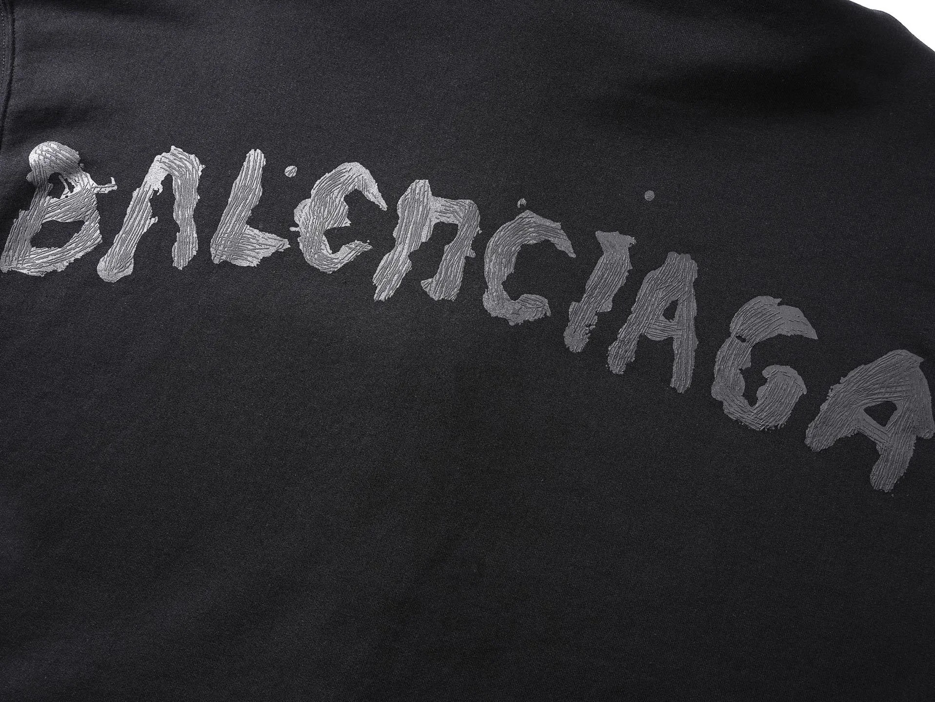 🅿️360 real photos [Top version. Official website quality] BALENCI*GA/Paris.SS25 latest style classic LOGO stretched print on the back, washed and worn, zipper cardigan hooded sweatshirt. The garments are washed and aged. The brick cabinets are synchronized. The authentic product is developed at the first time. The fabric is made of Paris ZP custom-woven and dyed cotton sweatshirt. The weight is 460 grams, the cloth surface is clean, the texture is clear, and there is no color difference. The printing is made of genuine glue and has a three-dimensional effect. The version adopts OS loose shoulder design. Same style for men and women. Code: BL259933 Color: Black Size: XS S M L