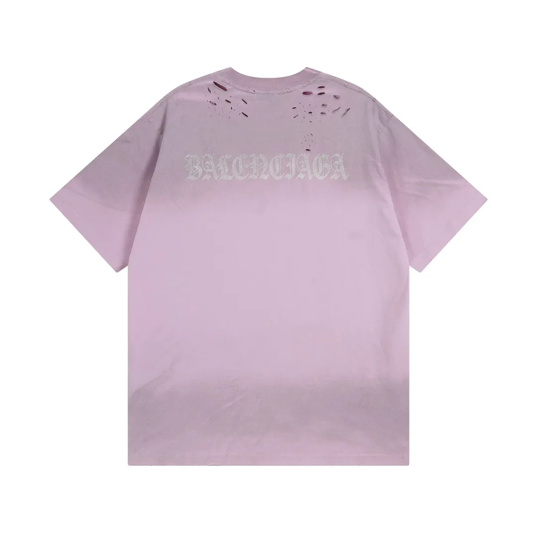 🅿️200 (Pink prices vary) Detailed picture [Top version. Official website quality] BALENCI*GA/Paris. Back LOGO washed and worn series new T-shirt #2024 new style. The reverse stitching design is full of sense. The new LOGO crack printing is used on the back, and the ready-made garments are washed and worn. Pink garment printing. Notice! ️This original version is made of reverse stitching, worn and washed to make it old. It is the normal practice in Jubie market #2024 spring and summer brick cabinet synchronization. Welcome to compare. The fabric is made of Paris ZP custom-woven and dyed cotton double yarn, with a weight of 260 grams. The cloth surface is clean. The cloth pattern is clear, soft and comfortable. The threads are dyed with no color difference. The classic letter LOGO is printed with imported environmentally friendly glue. The letters are clear and the effect is three-dimensional. Restore the brick cabinet, adopt OS loose shoulder style. Same style for men and women. Code: BL223358 Color: black. Pink Size: XS to L