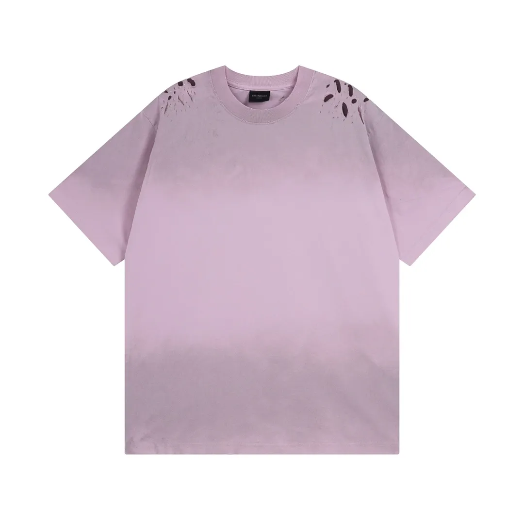 🅿️200 (Pink prices vary) Detailed picture [Top version. Official website quality] BALENCI*GA/Paris. Back LOGO washed and worn series new T-shirt #2024 new style. The reverse stitching design is full of sense. The new LOGO crack printing is used on the back, and the ready-made garments are washed and worn. Pink garment printing. Notice! ️This original version is made of reverse stitching, worn and washed to make it old. It is the normal practice in Jubie market #2024 spring and summer brick cabinet synchronization. Welcome to compare. The fabric is made of Paris ZP custom-woven and dyed cotton double yarn, with a weight of 260 grams. The cloth surface is clean. The cloth pattern is clear, soft and comfortable. The threads are dyed with no color difference. The classic letter LOGO is printed with imported environmentally friendly glue. The letters are clear and the effect is three-dimensional. Restore the brick cabinet, adopt OS loose shoulder style. Same style for men and women. Code: BL223358 Color: black. Pink Size: XS to L