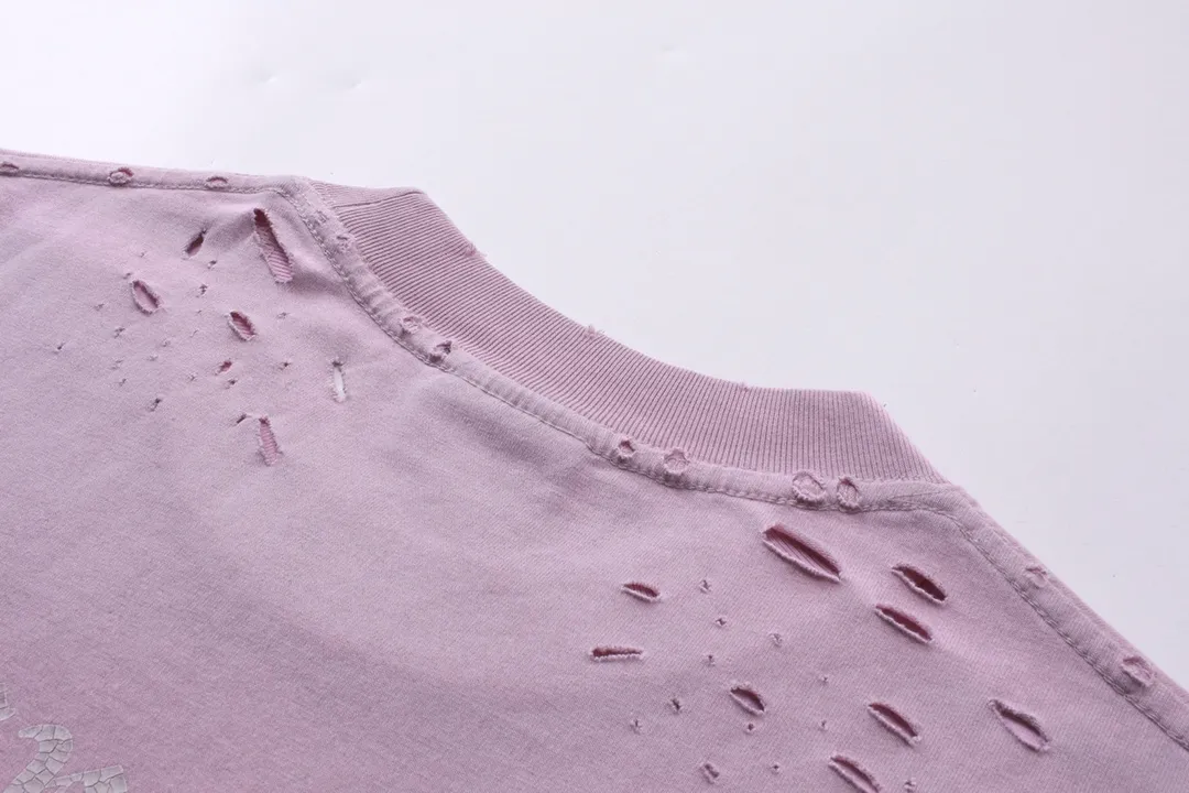 🅿️200 (Pink prices vary) Detailed picture [Top version. Official website quality] BALENCI*GA/Paris. Back LOGO washed and worn series new T-shirt #2024 new style. The reverse stitching design is full of sense. The new LOGO crack printing is used on the back, and the ready-made garments are washed and worn. Pink garment printing. Notice! ️This original version is made of reverse stitching, worn and washed to make it old. It is the normal practice in Jubie market #2024 spring and summer brick cabinet synchronization. Welcome to compare. The fabric is made of Paris ZP custom-woven and dyed cotton double yarn, with a weight of 260 grams. The cloth surface is clean. The cloth pattern is clear, soft and comfortable. The threads are dyed with no color difference. The classic letter LOGO is printed with imported environmentally friendly glue. The letters are clear and the effect is three-dimensional. Restore the brick cabinet, adopt OS loose shoulder style. Same style for men and women. Code: BL223358 Color: black. Pink Size: XS to L