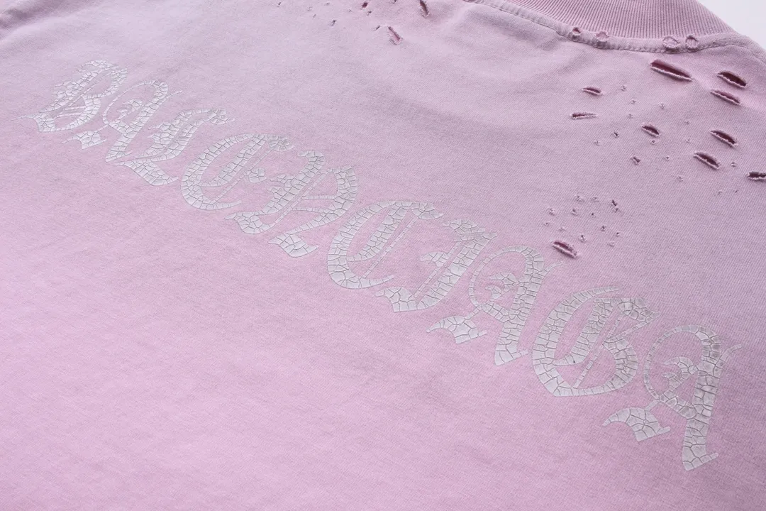 🅿️200 (Pink prices vary) Detailed picture [Top version. Official website quality] BALENCI*GA/Paris. Back LOGO washed and worn series new T-shirt #2024 new style. The reverse stitching design is full of sense. The new LOGO crack printing is used on the back, and the ready-made garments are washed and worn. Pink garment printing. Notice! ️This original version is made of reverse stitching, worn and washed to make it old. It is the normal practice in Jubie market #2024 spring and summer brick cabinet synchronization. Welcome to compare. The fabric is made of Paris ZP custom-woven and dyed cotton double yarn, with a weight of 260 grams. The cloth surface is clean. The cloth pattern is clear, soft and comfortable. The threads are dyed with no color difference. The classic letter LOGO is printed with imported environmentally friendly glue. The letters are clear and the effect is three-dimensional. Restore the brick cabinet, adopt OS loose shoulder style. Same style for men and women. Code: BL223358 Color: black. Pink Size: XS to L