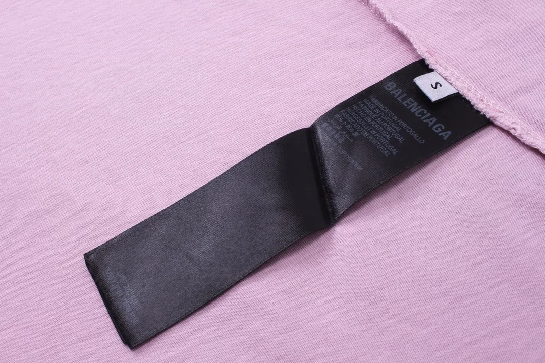 🅿️200 (Pink prices vary) Detailed picture [Top version. Official website quality] BALENCI*GA/Paris. Back LOGO washed and worn series new T-shirt #2024 new style. The reverse stitching design is full of sense. The new LOGO crack printing is used on the back, and the ready-made garments are washed and worn. Pink garment printing. Notice! ️This original version is made of reverse stitching, worn and washed to make it old. It is the normal practice in Jubie market #2024 spring and summer brick cabinet synchronization. Welcome to compare. The fabric is made of Paris ZP custom-woven and dyed cotton double yarn, with a weight of 260 grams. The cloth surface is clean. The cloth pattern is clear, soft and comfortable. The threads are dyed with no color difference. The classic letter LOGO is printed with imported environmentally friendly glue. The letters are clear and the effect is three-dimensional. Restore the brick cabinet, adopt OS loose shoulder style. Same style for men and women. Code: BL223358 Color: black. Pink Size: XS to L