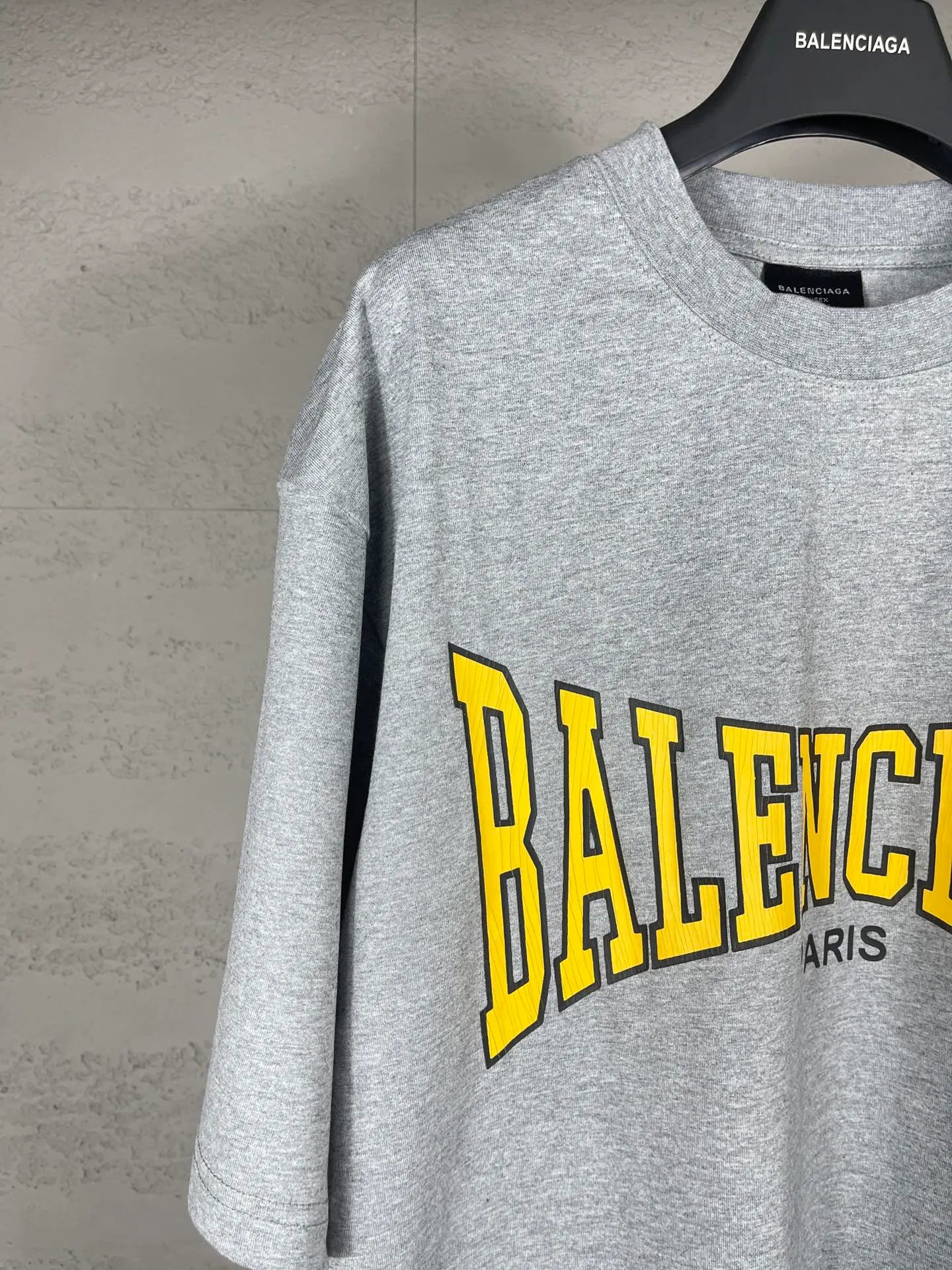 🅿️180 real photos [Top version. Official website quality] BALENCI*GA/Paris. SS25 latest style, classic LOGO art crack print short-sleeved T-shirt. Brick cabinet synchronization. Genuine product developed in the first time, happy to print and compare! The fabric is made of Paris ZP custom-woven and dyed cotton double yarn. Weighing 260 grams, the cloth surface is clean. The cloth pattern is clear, soft and comfortable. The threads are dyed with no color difference. The printing uses environmentally friendly imported crack printing materials. The letters are clear and the effect is three-dimensional. The version adopts OS loose shoulder design. Same style for men and women. Code: BL223608 Color: black, floral gray Size: XS S M L