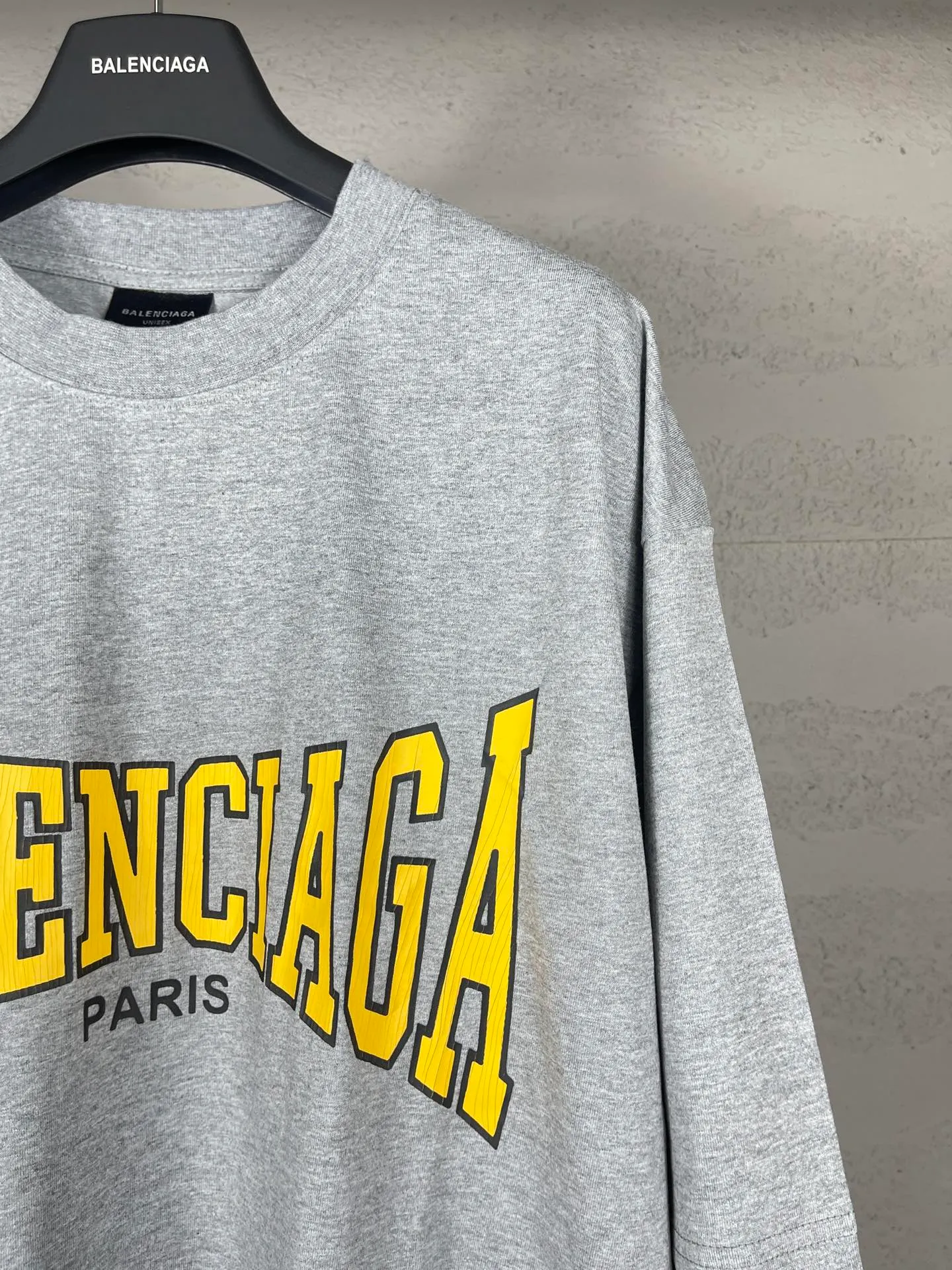 🅿️180 real photos [Top version. Official website quality] BALENCI*GA/Paris. SS25 latest style, classic LOGO art crack print short-sleeved T-shirt. Brick cabinet synchronization. Genuine product developed in the first time, happy to print and compare! The fabric is made of Paris ZP custom-woven and dyed cotton double yarn. Weighing 260 grams, the cloth surface is clean. The cloth pattern is clear, soft and comfortable. The threads are dyed with no color difference. The printing uses environmentally friendly imported crack printing materials. The letters are clear and the effect is three-dimensional. The version adopts OS loose shoulder design. Same style for men and women. Code: BL223608 Color: black, floral gray Size: XS S M L