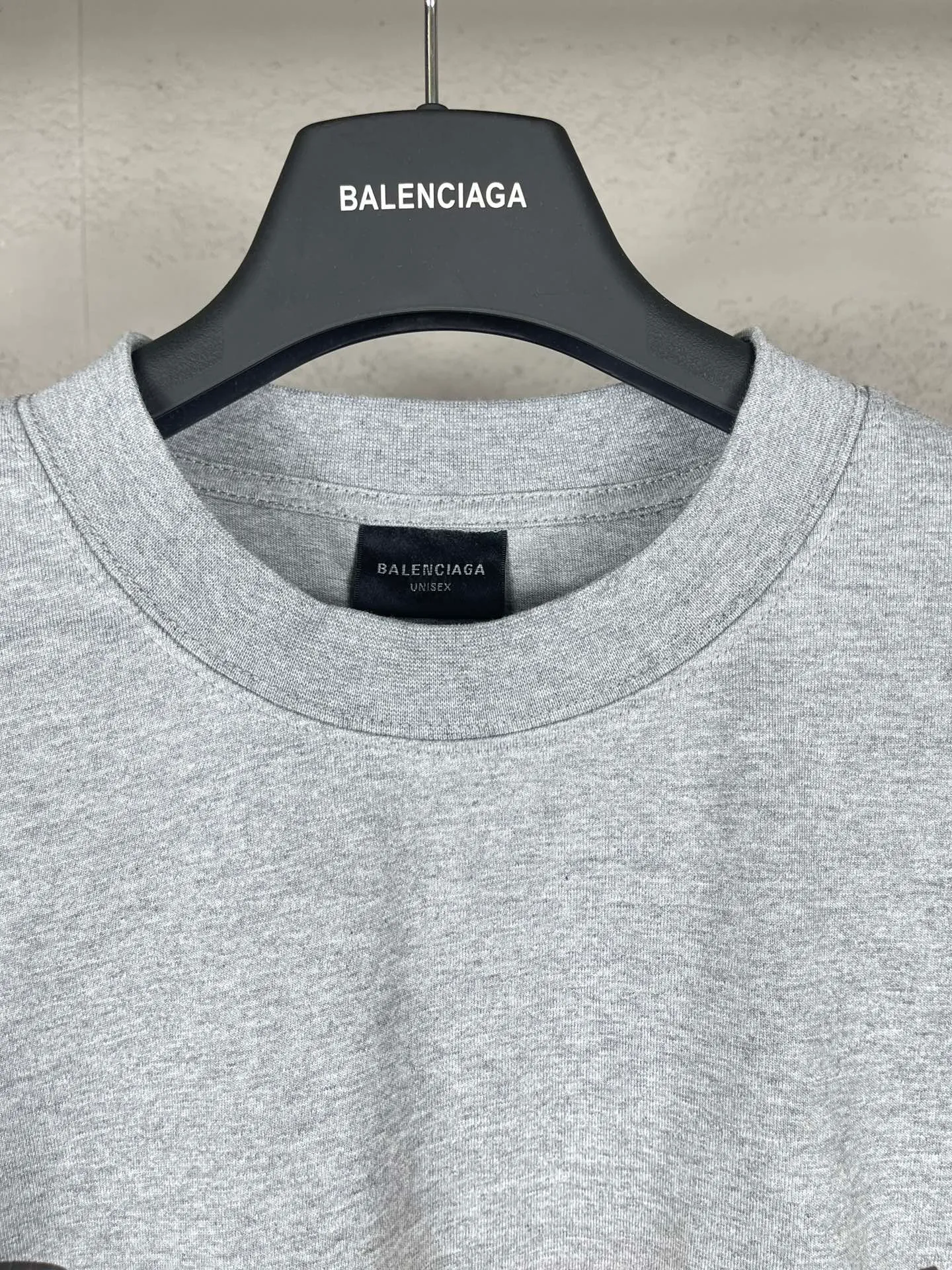 🅿️180 real photos [Top version. Official website quality] BALENCI*GA/Paris. SS25 latest style, classic LOGO art crack print short-sleeved T-shirt. Brick cabinet synchronization. Genuine product developed in the first time, happy to print and compare! The fabric is made of Paris ZP custom-woven and dyed cotton double yarn. Weighing 260 grams, the cloth surface is clean. The cloth pattern is clear, soft and comfortable. The threads are dyed with no color difference. The printing uses environmentally friendly imported crack printing materials. The letters are clear and the effect is three-dimensional. The version adopts OS loose shoulder design. Same style for men and women. Code: BL223608 Color: black, floral gray Size: XS S M L