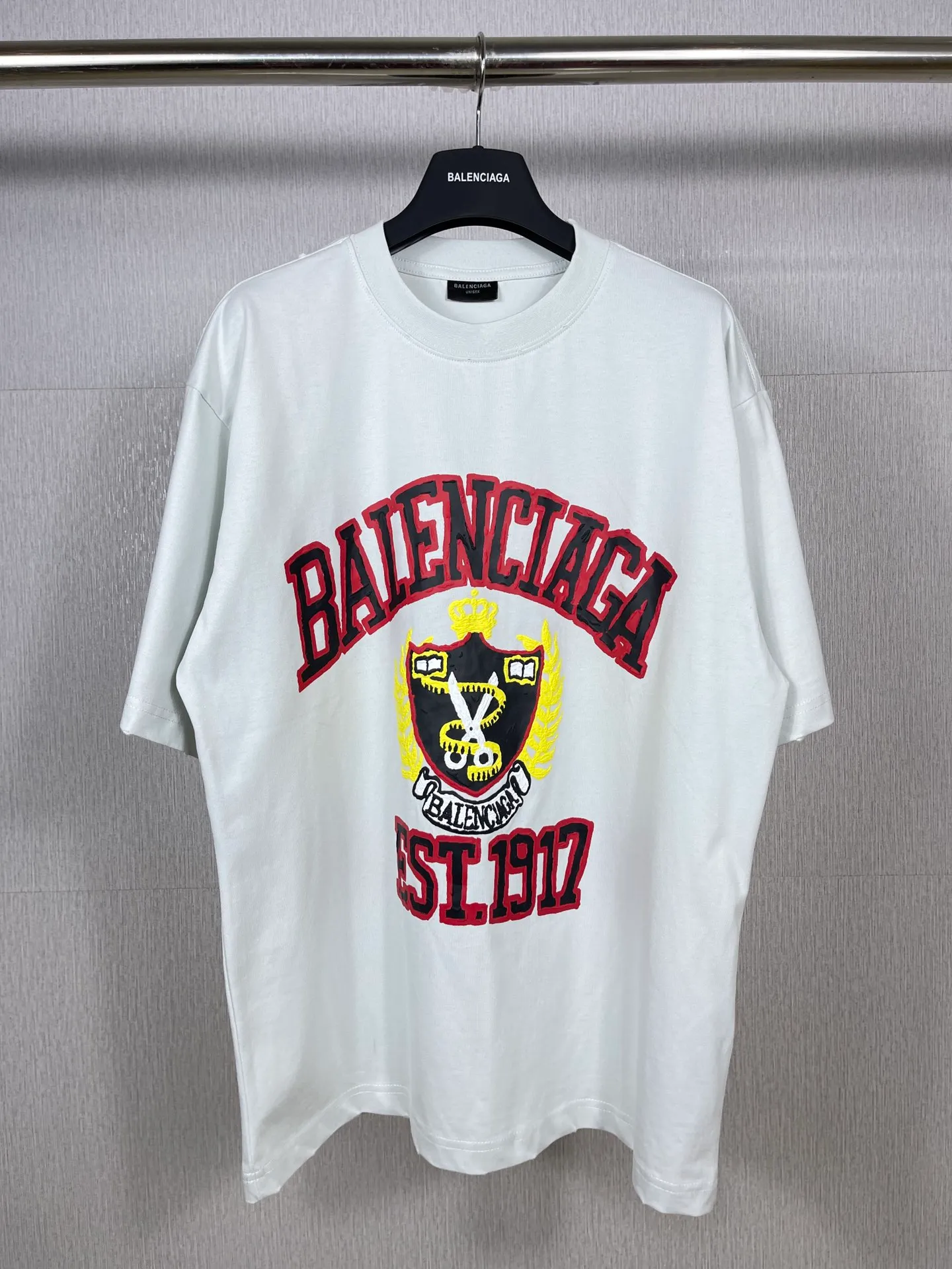 🅿️180 real photos [Top version. Official website quality] BALENCI*GA/Paris. 23 spring new style, crown wheat scissors foam printing technology. Ready-to-wear distressed washed short-sleeved T-shirt. Brick cabinet synchronization. The fabric is made of Paris ZP custom-woven and dyed 100% cotton double yarn compact cotton. The weight is 260 grams, the cloth surface is clean. The cloth pattern is clear, soft and comfortable. The threads are dyed with no color difference. The classic pattern is printed with environmentally friendly imported materials, hand-painted effect foam printing, the effect is three-dimensional and restores the brick cabinet. Different market currencies, welcome to compare. The version adopts OS loose shoulder design. Same style for men and women. Code: BL223100 Color: washed black, off-white Size: XS to L