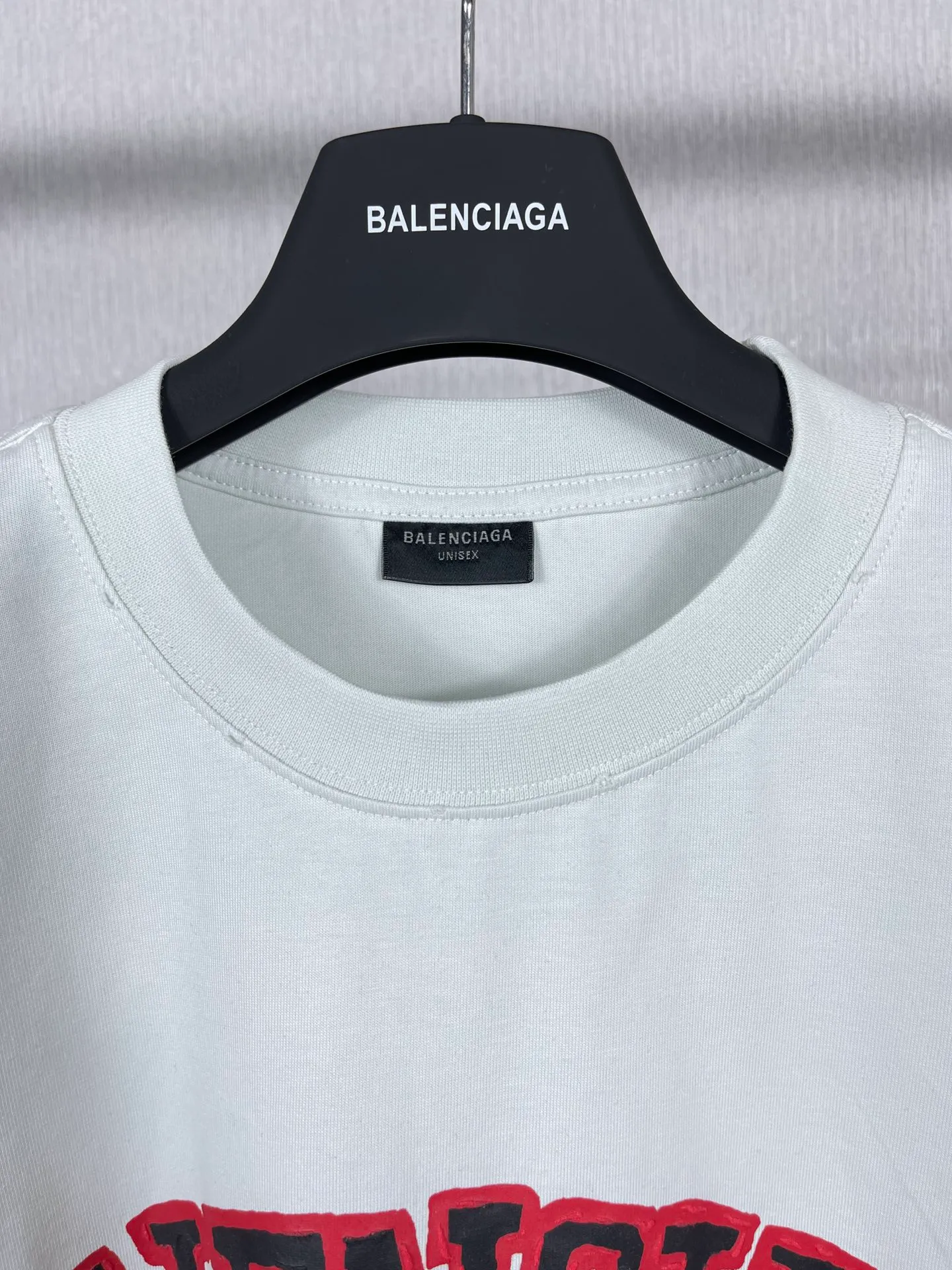 🅿️180 real photos [Top version. Official website quality] BALENCI*GA/Paris. 23 spring new style, crown wheat scissors foam printing technology. Ready-to-wear distressed washed short-sleeved T-shirt. Brick cabinet synchronization. The fabric is made of Paris ZP custom-woven and dyed 100% cotton double yarn compact cotton. The weight is 260 grams, the cloth surface is clean. The cloth pattern is clear, soft and comfortable. The threads are dyed with no color difference. The classic pattern is printed with environmentally friendly imported materials, hand-painted effect foam printing, the effect is three-dimensional and restores the brick cabinet. Different market currencies, welcome to compare. The version adopts OS loose shoulder design. Same style for men and women. Code: BL223100 Color: washed black, off-white Size: XS to L