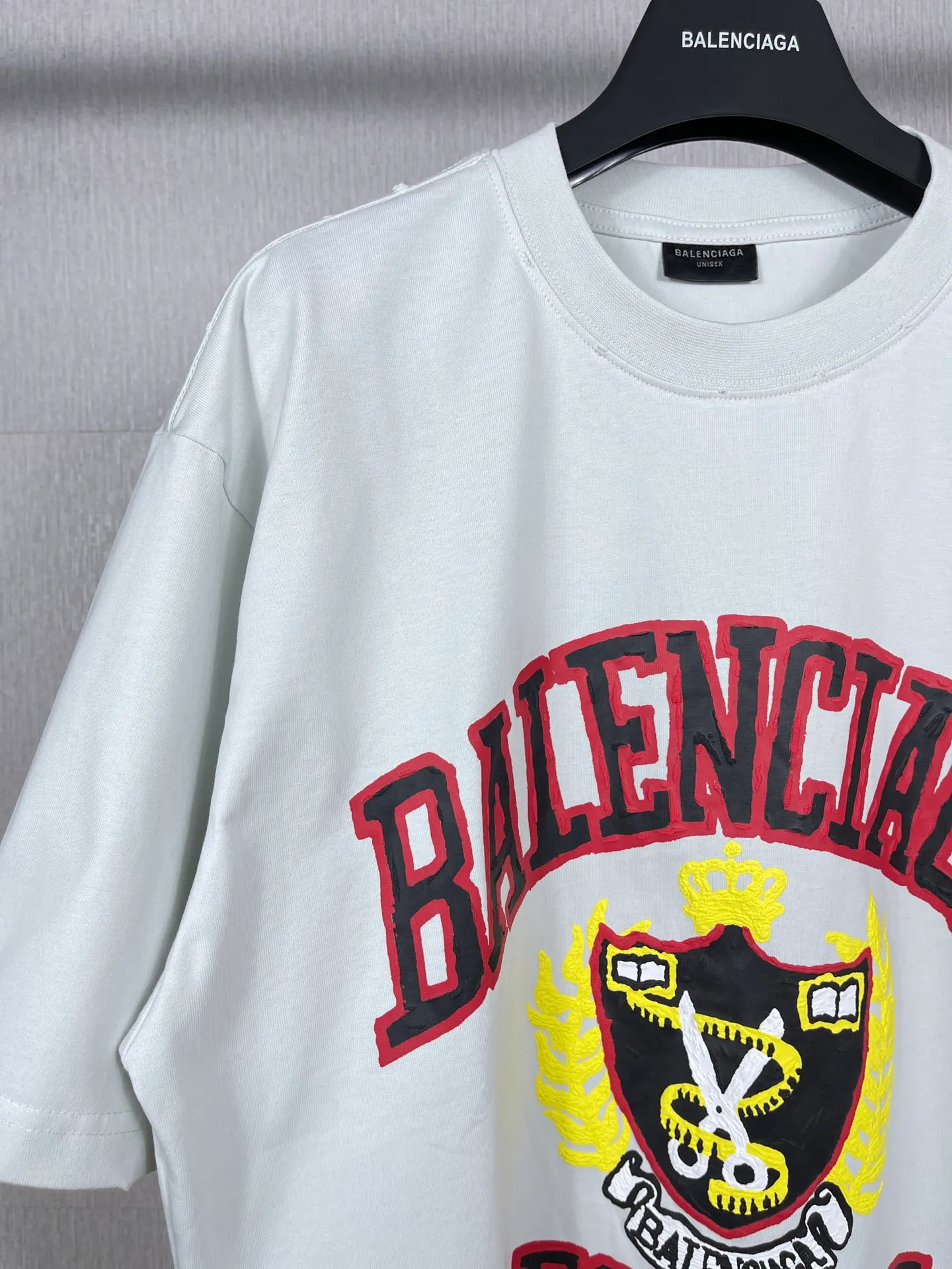 🅿️180 real photos [Top version. Official website quality] BALENCI*GA/Paris. 23 spring new style, crown wheat scissors foam printing technology. Ready-to-wear distressed washed short-sleeved T-shirt. Brick cabinet synchronization. The fabric is made of Paris ZP custom-woven and dyed 100% cotton double yarn compact cotton. The weight is 260 grams, the cloth surface is clean. The cloth pattern is clear, soft and comfortable. The threads are dyed with no color difference. The classic pattern is printed with environmentally friendly imported materials, hand-painted effect foam printing, the effect is three-dimensional and restores the brick cabinet. Different market currencies, welcome to compare. The version adopts OS loose shoulder design. Same style for men and women. Code: BL223100 Color: washed black, off-white Size: XS to L