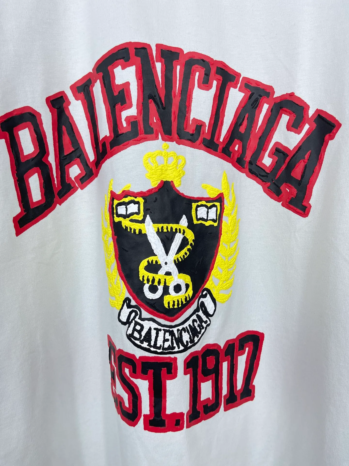 🅿️180 real photos [Top version. Official website quality] BALENCI*GA/Paris. 23 spring new style, crown wheat scissors foam printing technology. Ready-to-wear distressed washed short-sleeved T-shirt. Brick cabinet synchronization. The fabric is made of Paris ZP custom-woven and dyed 100% cotton double yarn compact cotton. The weight is 260 grams, the cloth surface is clean. The cloth pattern is clear, soft and comfortable. The threads are dyed with no color difference. The classic pattern is printed with environmentally friendly imported materials, hand-painted effect foam printing, the effect is three-dimensional and restores the brick cabinet. Different market currencies, welcome to compare. The version adopts OS loose shoulder design. Same style for men and women. Code: BL223100 Color: washed black, off-white Size: XS to L