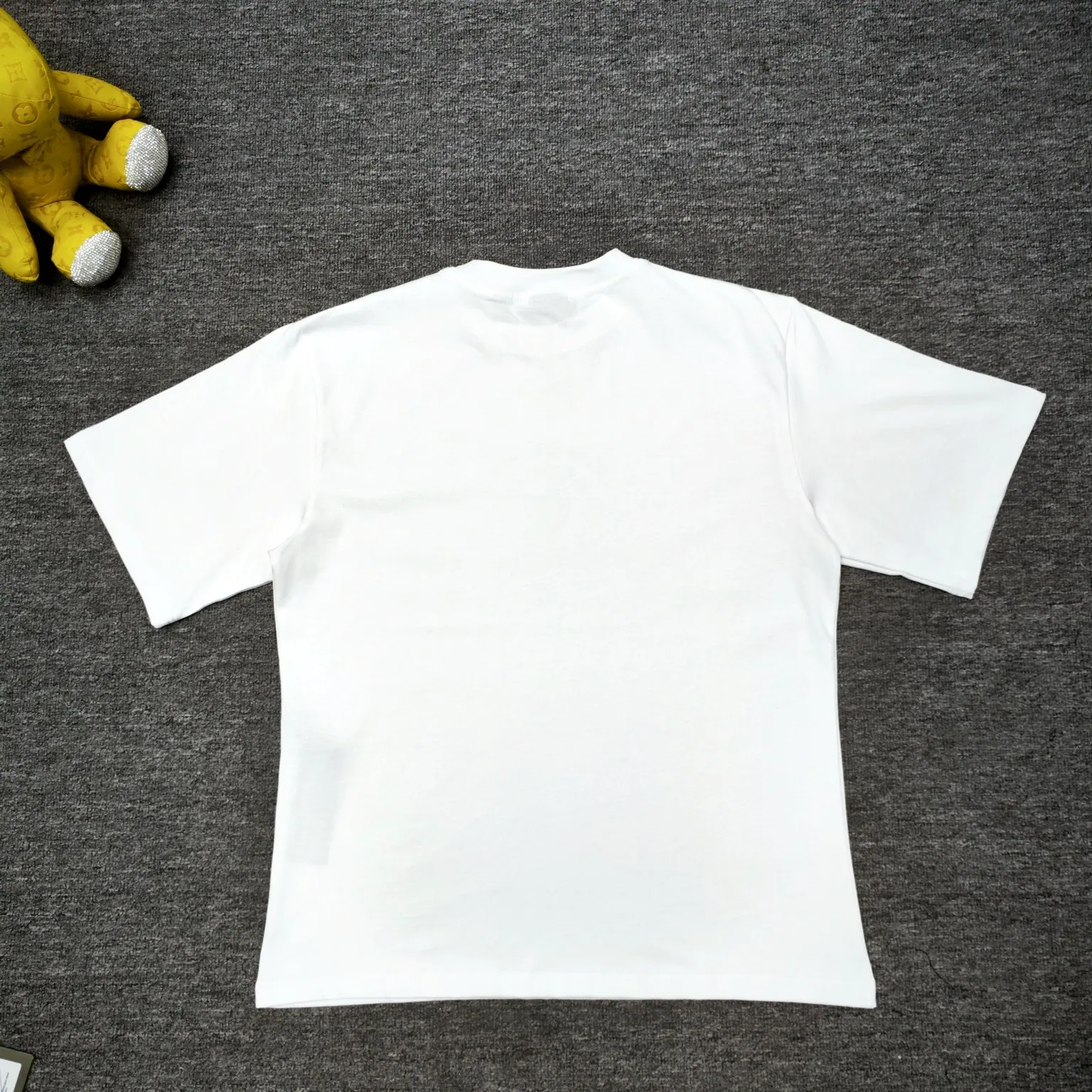 The top tested version of BALENCIAGA Spring Summer 2024 SS 520 festival limited Wfilter printed short-sleeved T-shirt. The whole fabric is washed before being cut. The front and rear panels are printed using the imported Kornit direct-jet printing process. After the garment is washed for the second time, in order to get closer to the original effect, it is manually positioned, flattened, inked and spray-painted by the master craftsman. The garment effect is more accurate and time-consuming. The details are perfectly restored zp. Exclusive pattern-woven and dyed 300g fabric. Threads are dyed in the same vat with zero color difference. Differentiation from market currency. Welcome to compare. Fabric: Custom-imported high-weight tight double yarn fabric 300g 100% cotton. Accessories: full set of customized accessories, packaging bags, tags, brand LOGO Sydney paper. Color: black white. Size: XS--L P:260.