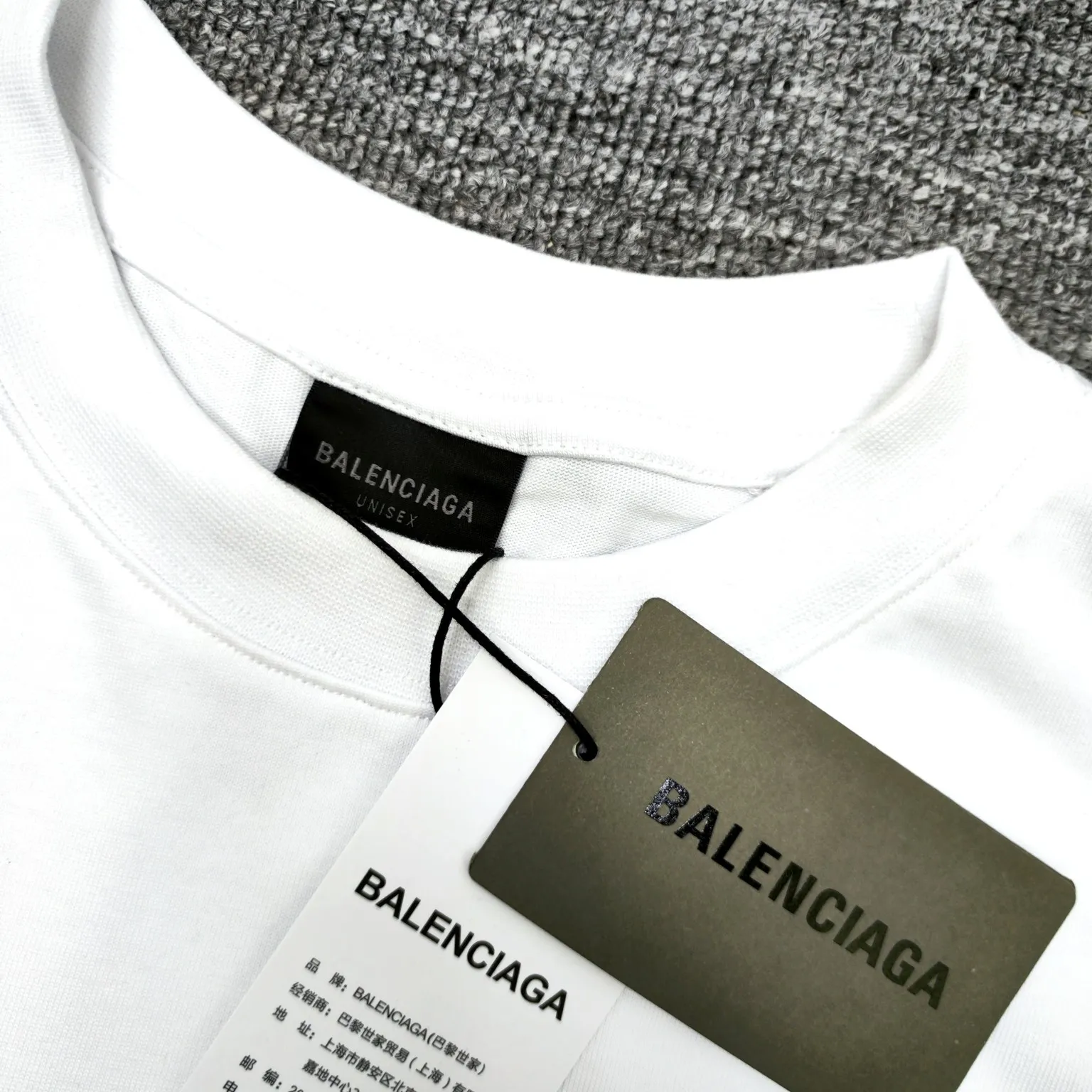 The top tested version of BALENCIAGA Spring Summer 2024 SS 520 festival limited Wfilter printed short-sleeved T-shirt. The whole fabric is washed before being cut. The front and rear panels are printed using the imported Kornit direct-jet printing process. After the garment is washed for the second time, in order to get closer to the original effect, it is manually positioned, flattened, inked and spray-painted by the master craftsman. The garment effect is more accurate and time-consuming. The details are perfectly restored zp. Exclusive pattern-woven and dyed 300g fabric. Threads are dyed in the same vat with zero color difference. Differentiation from market currency. Welcome to compare. Fabric: Custom-imported high-weight tight double yarn fabric 300g 100% cotton. Accessories: full set of customized accessories, packaging bags, tags, brand LOGO Sydney paper. Color: black white. Size: XS--L P:260.