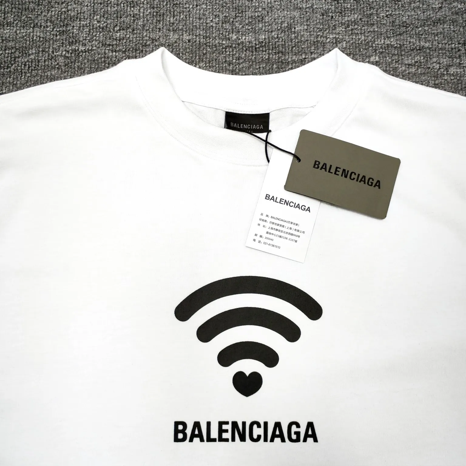 The top tested version of BALENCIAGA Spring Summer 2024 SS 520 festival limited Wfilter printed short-sleeved T-shirt. The whole fabric is washed before being cut. The front and rear panels are printed using the imported Kornit direct-jet printing process. After the garment is washed for the second time, in order to get closer to the original effect, it is manually positioned, flattened, inked and spray-painted by the master craftsman. The garment effect is more accurate and time-consuming. The details are perfectly restored zp. Exclusive pattern-woven and dyed 300g fabric. Threads are dyed in the same vat with zero color difference. Differentiation from market currency. Welcome to compare. Fabric: Custom-imported high-weight tight double yarn fabric 300g 100% cotton. Accessories: full set of customized accessories, packaging bags, tags, brand LOGO Sydney paper. Color: black white. Size: XS--L P:260.