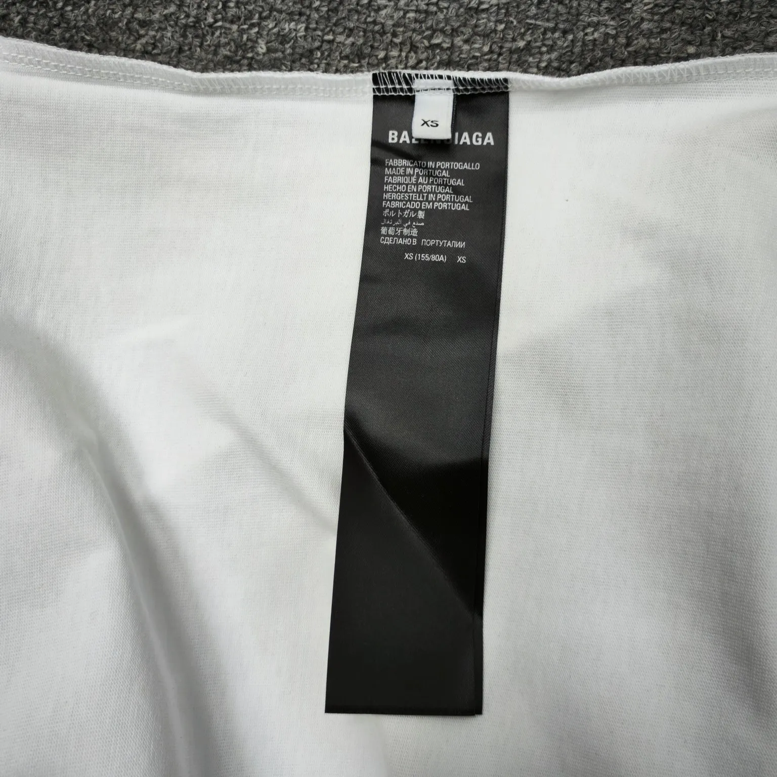 The top tested version of BALENCIAGA Spring Summer 2024 SS 520 festival limited Wfilter printed short-sleeved T-shirt. The whole fabric is washed before being cut. The front and rear panels are printed using the imported Kornit direct-jet printing process. After the garment is washed for the second time, in order to get closer to the original effect, it is manually positioned, flattened, inked and spray-painted by the master craftsman. The garment effect is more accurate and time-consuming. The details are perfectly restored zp. Exclusive pattern-woven and dyed 300g fabric. Threads are dyed in the same vat with zero color difference. Differentiation from market currency. Welcome to compare. Fabric: Custom-imported high-weight tight double yarn fabric 300g 100% cotton. Accessories: full set of customized accessories, packaging bags, tags, brand LOGO Sydney paper. Color: black white. Size: XS--L P:260.