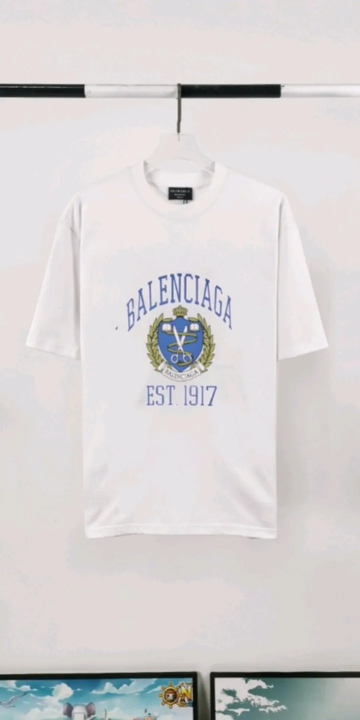 Real shot of the video————The top tested version of Balenciaga logo printed EST 1917 knitted T-shirt 2022 new spring and summer short sleeves for men and women couples. The process adopts Kangli printing cracking effect. This crack is not a line pattern, but a three-dimensional burst pattern. How many versions on the market are based on pictures? Just make pictures, not craftsmanship? Without a version, it would be impossible to create the original flavor, and it would be almost pointless to brag! The front panel printing glue bursting effect uses imported transparent slurry to scrape the bottom to make the printing bursting feel uniform. (PS: If this process is missing, the printing will easily fall off in large areas after cracking) The fabric is made of 24S 260g pure cotton double yarn fabric, which is full of drape, sweat-absorbent and breathable. Color: Black White Size: XS-L P:250